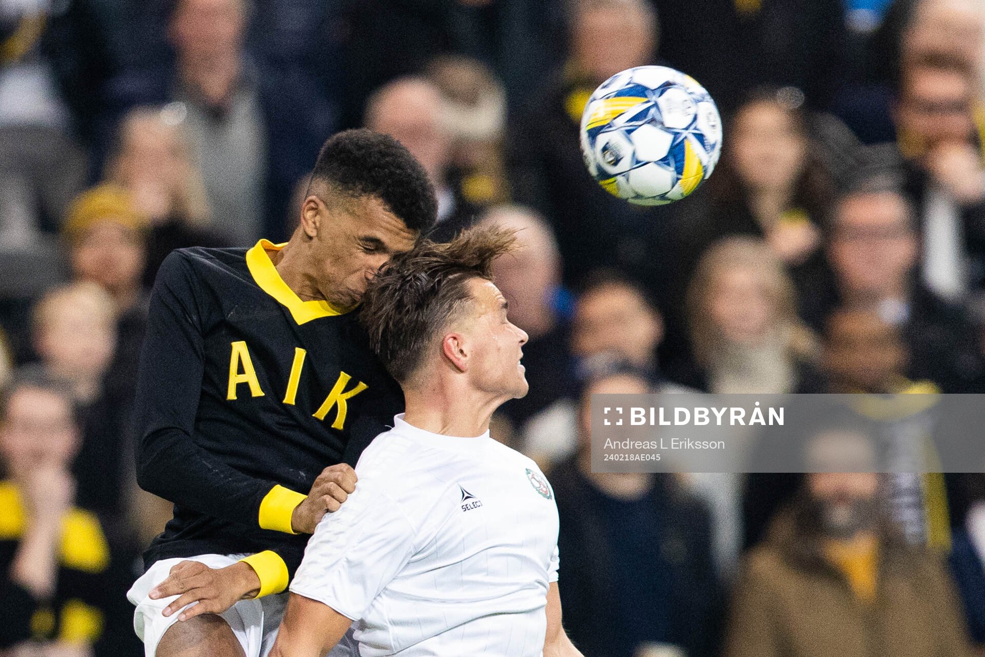 AIKs Rui Modesto i en nickduell med Örebros Tobias Bjørnstad under fotbollsmatchen i Svenska Cupen mellan AIK och Örebro den 18 februari 2024 i Stockholm.