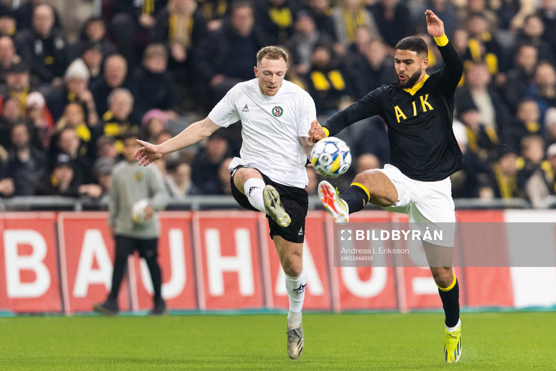 Örebros Jesper Modig och AIKs Omar Faraj under fotbollsmatchen i Svenska Cupen mellan AIK och Örebro den 18 februari 2024 i Stockholm. 