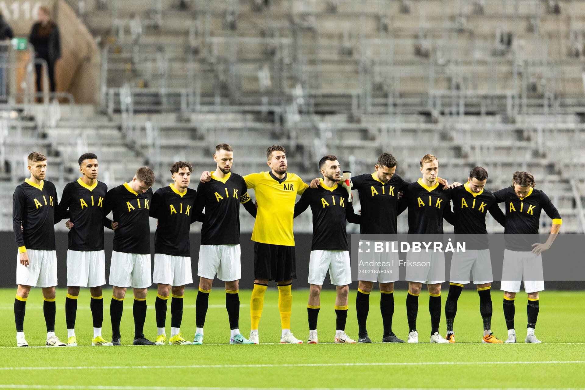 AIKs spelare under en tyst minut för Kurre Hamrin innan fotbollsmatchen i Svenska Cupen mellan AIK och Örebro den 18 februari 2024 i Stockholm.