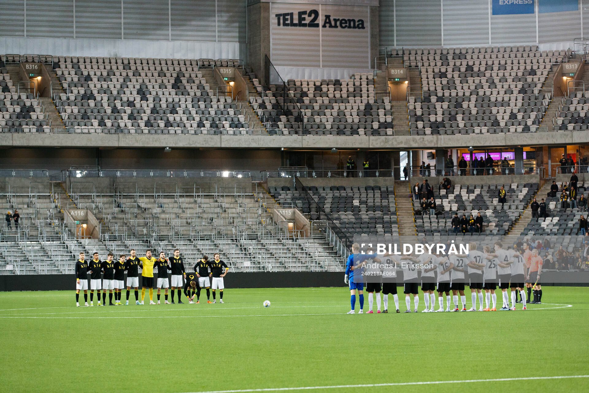 AIKs och Örebros spelare under en tyst minut för Kurre Hamrin innan fotbollsmatchen i Svenska Cupen mellan AIK och Örebro den 18 februari 2024 i Stockholm.