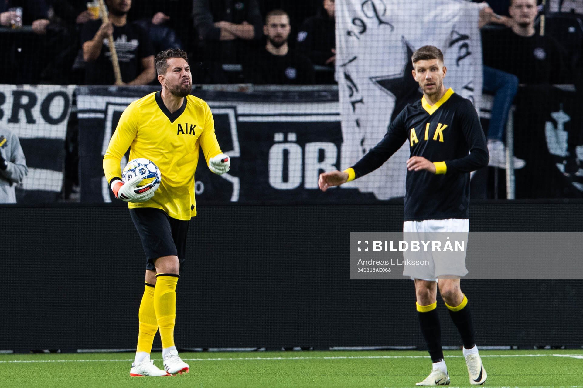 AIKs målvakt Kristoffer Nordfeldt och Anton Salétros