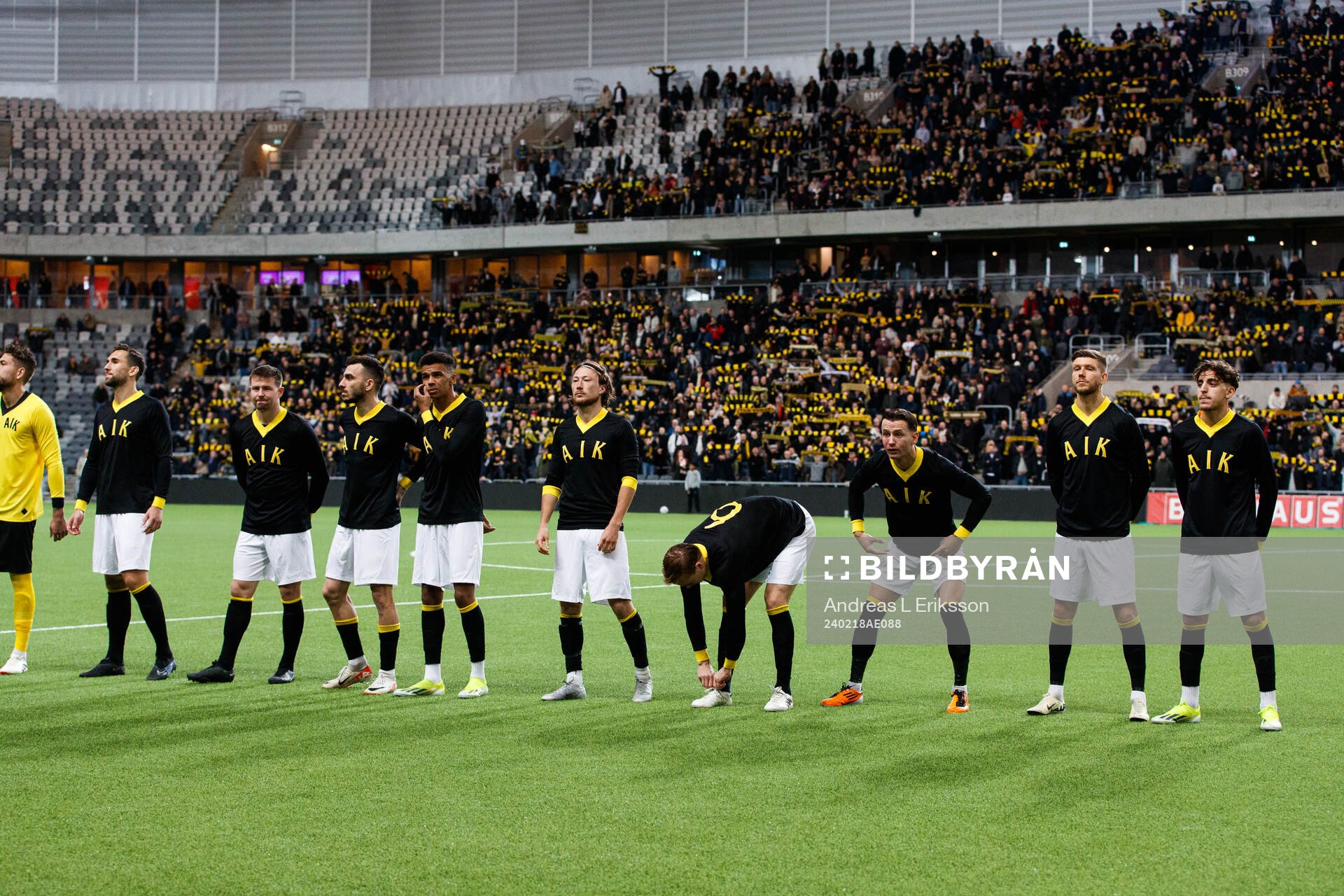 AIKs spelare ställer upp sig