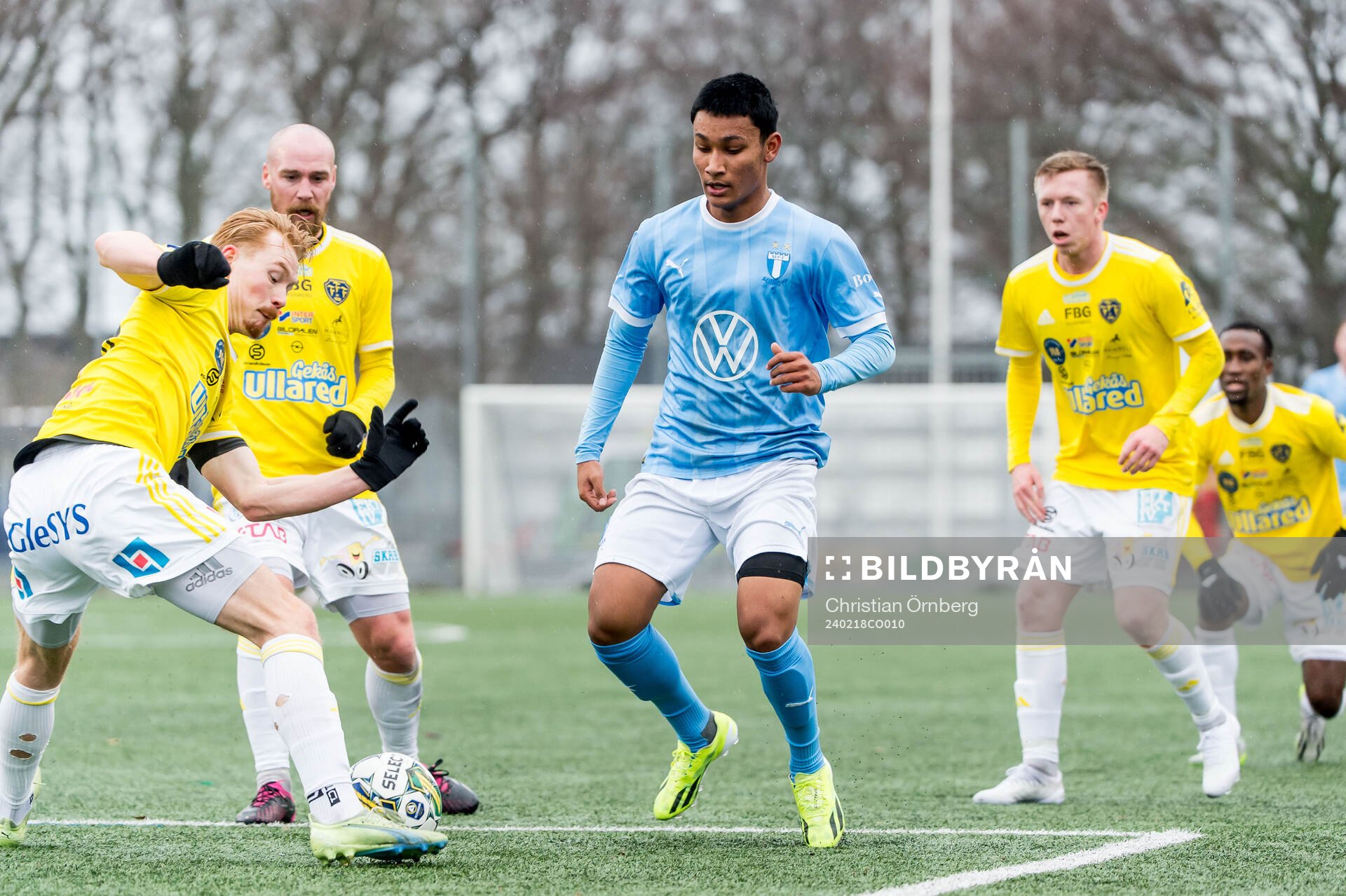 Malmö FFs Sashwat Rana och Falkenbergs FFs Linus Borgström under träningsmatchen mellan Malmö FF och Falkenbergs FF den 18 februari 2024 i Malmö.