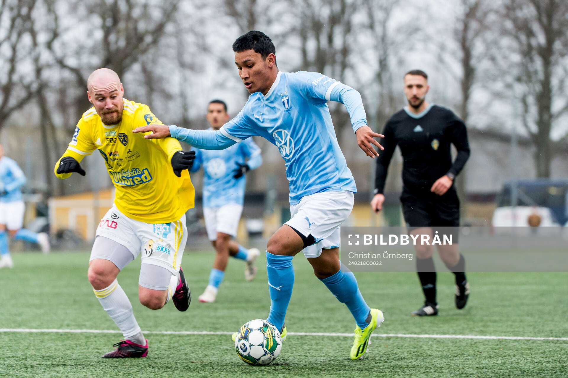 Malmö FFs Sashwat Rana och Falkenbergs FFs Christoffer Carlsson under träningsmatchen mellan Malmö FF och Falkenbergs FF den 18 februari 2024 i Malmö.