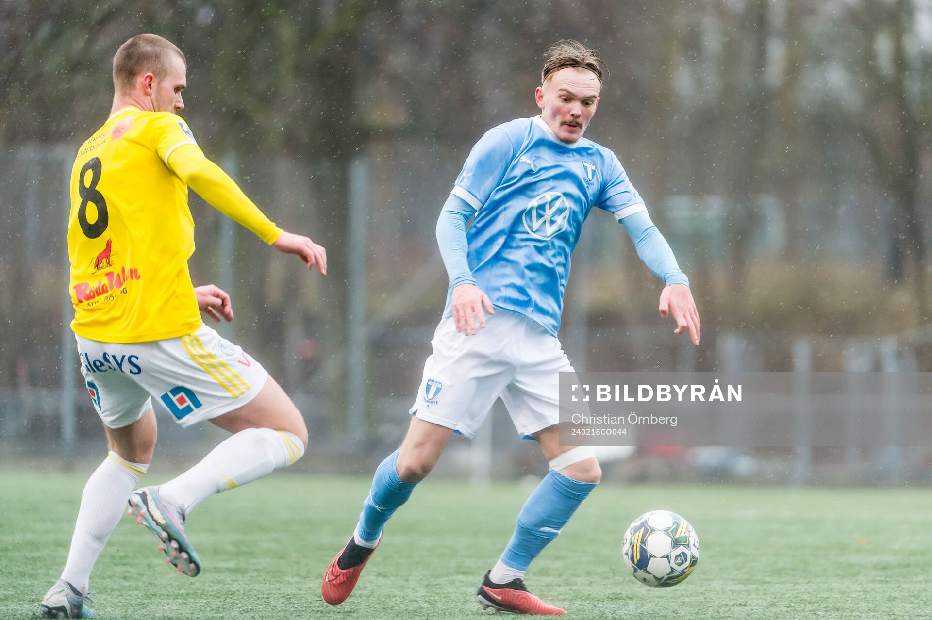 Malmö FFs Wille Persson och Falkenbergs FFs Nils Bertilsson under träningsmatchen mellan Malmö FF och Falkenbergs FF den 18 februari 2024 i Malmö.