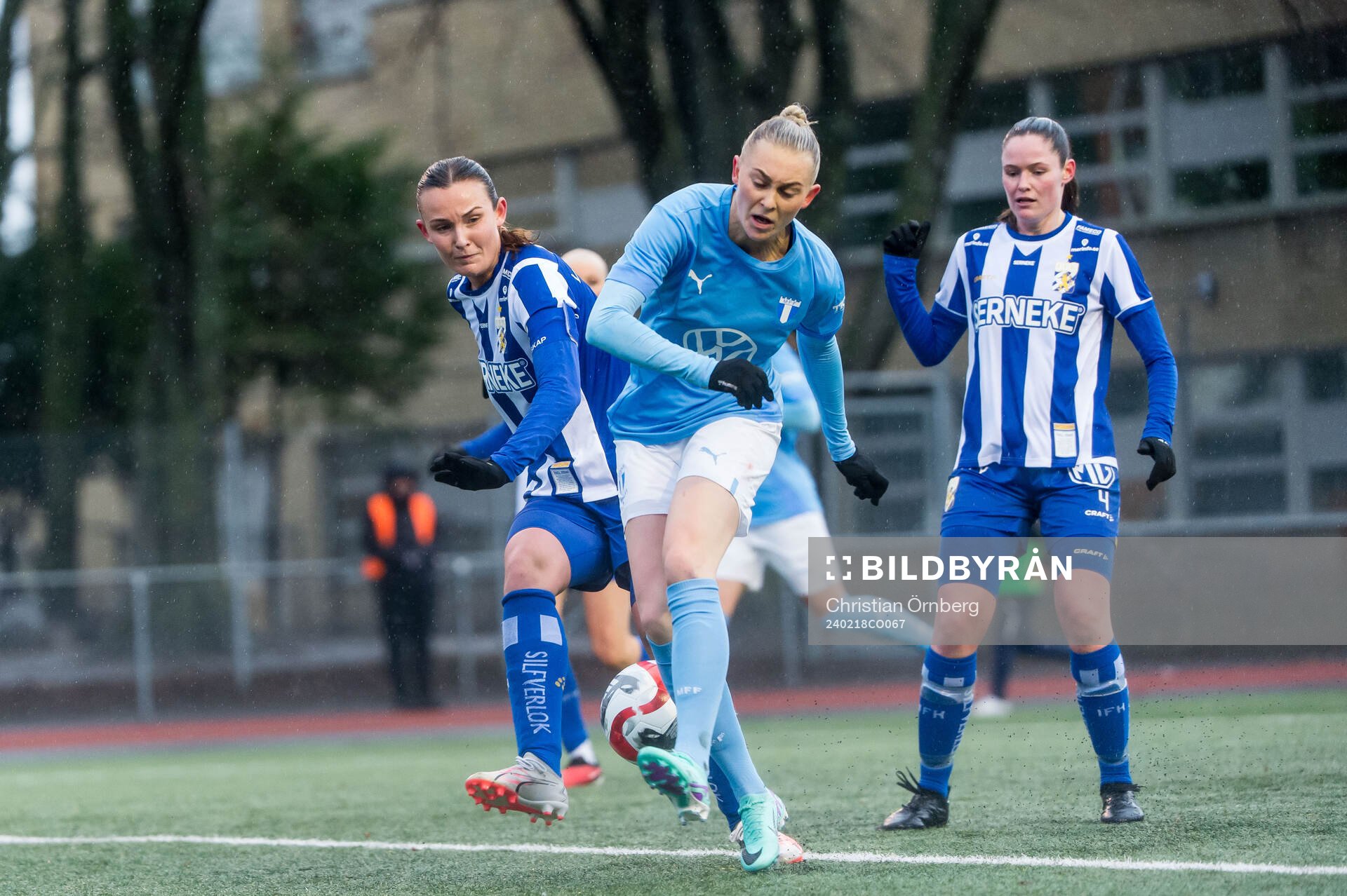 Malmö FFs Beatrice Persson och IFK Göteborgs Evelina Persson under träningsmatchen mellan Malmö FF och IFK Göteborg den 18 februari 2024 i Malmö.