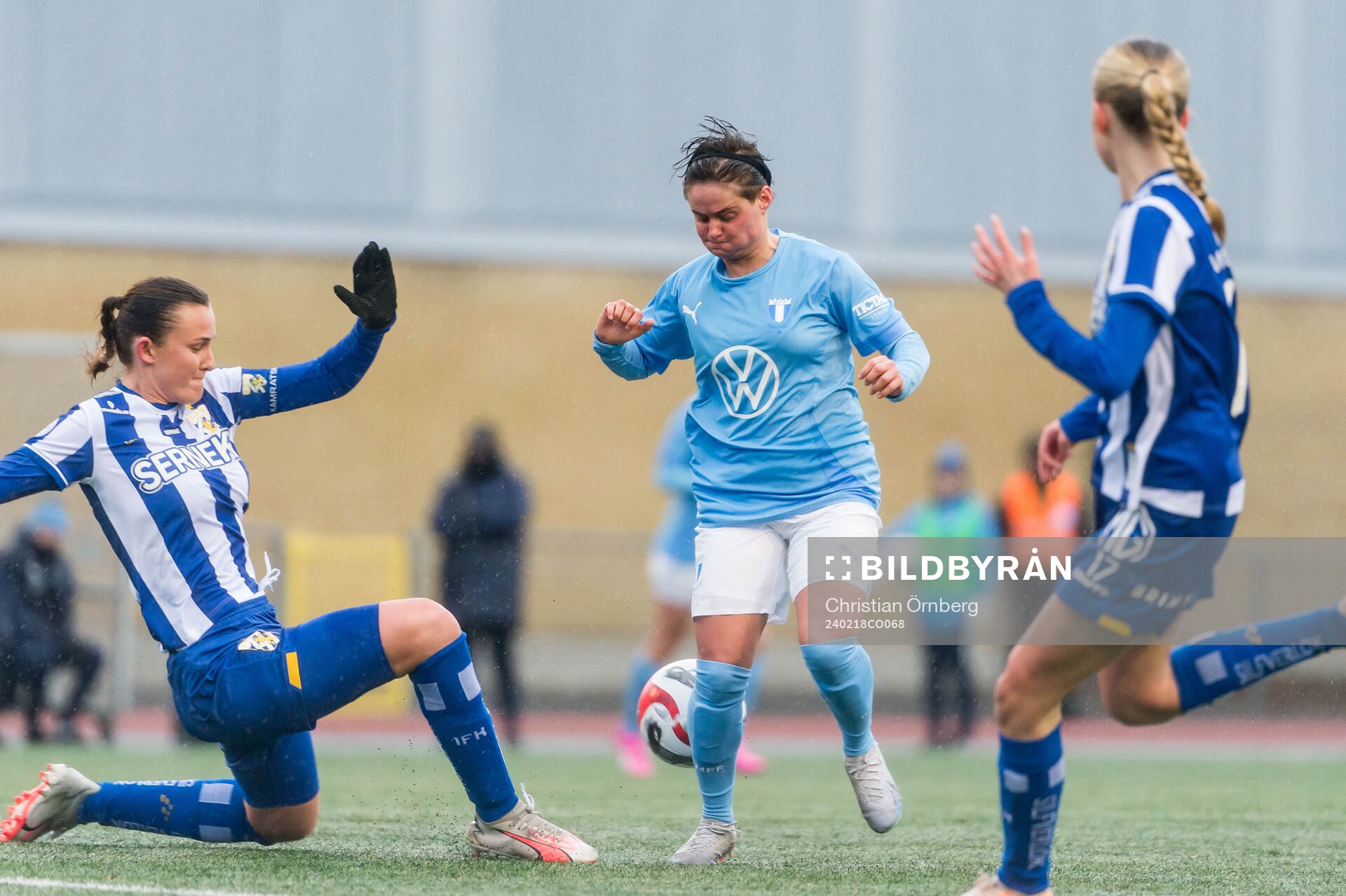 Malmö FFs Ema Paljevic och IFK Göteborgs Evelina Persson under träningsmatchen mellan Malmö FF och IFK Göteborg den 18 februari 2024 i Malmö.