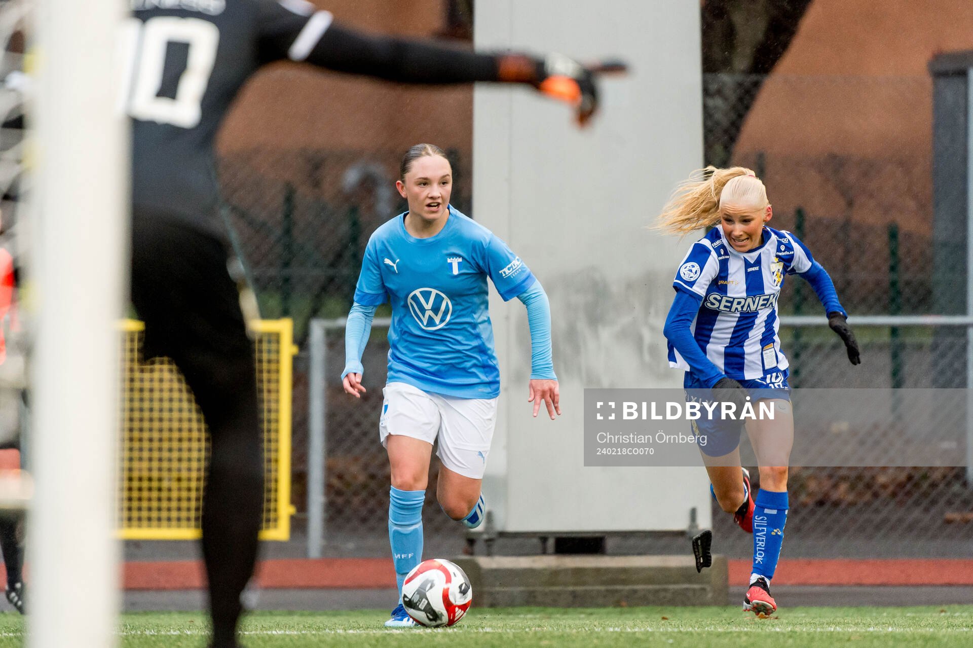 Malmö FFs Nova Rolfsson och IFK Göteborgs Leia Molund under träningsmatchen mellan Malmö FF och IFK Göteborg den 18 februari 2024 i Malmö.