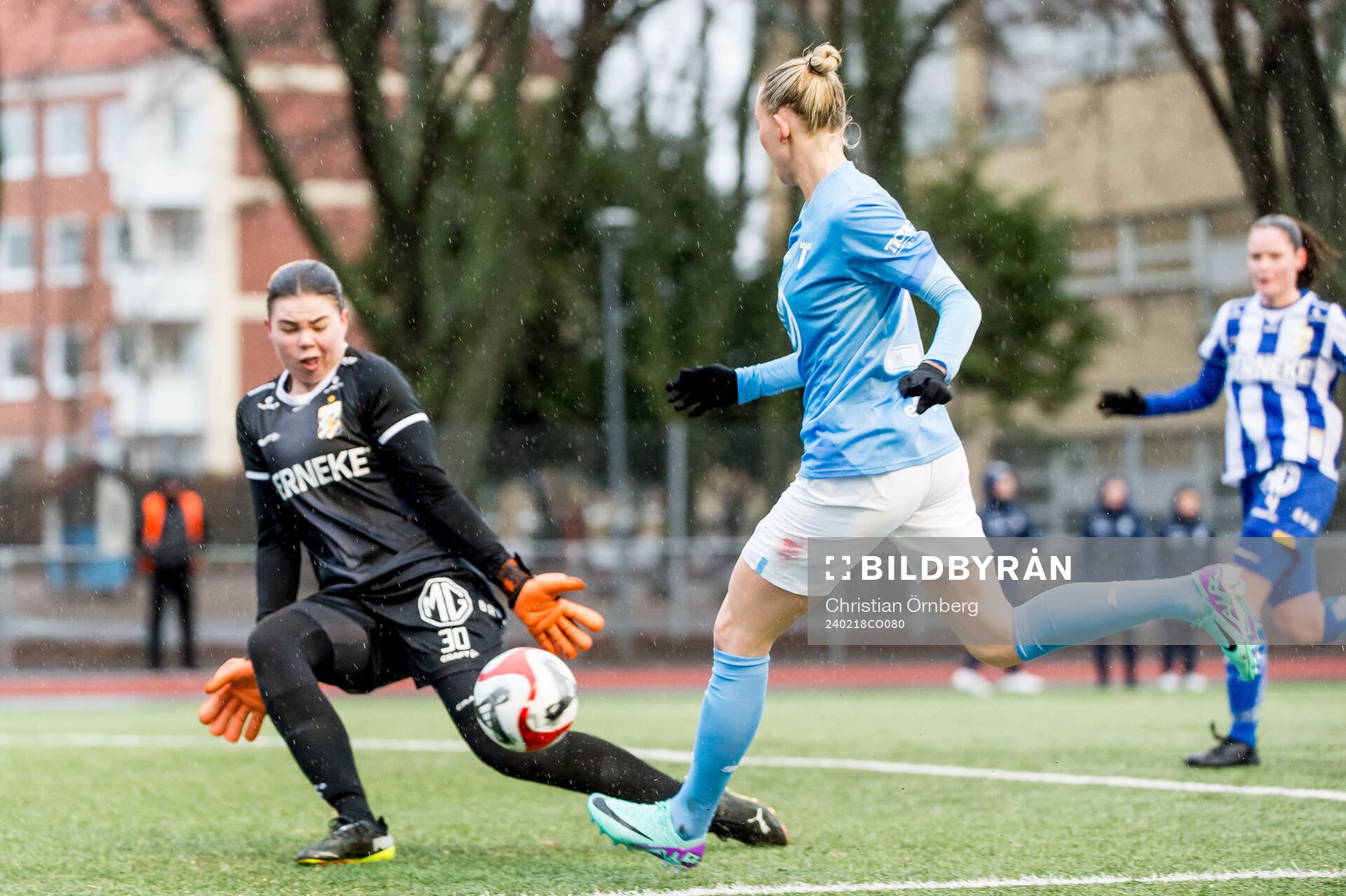 IFK Göteborgs målvakt Lisa Hall och Malmö FFs Beatrice