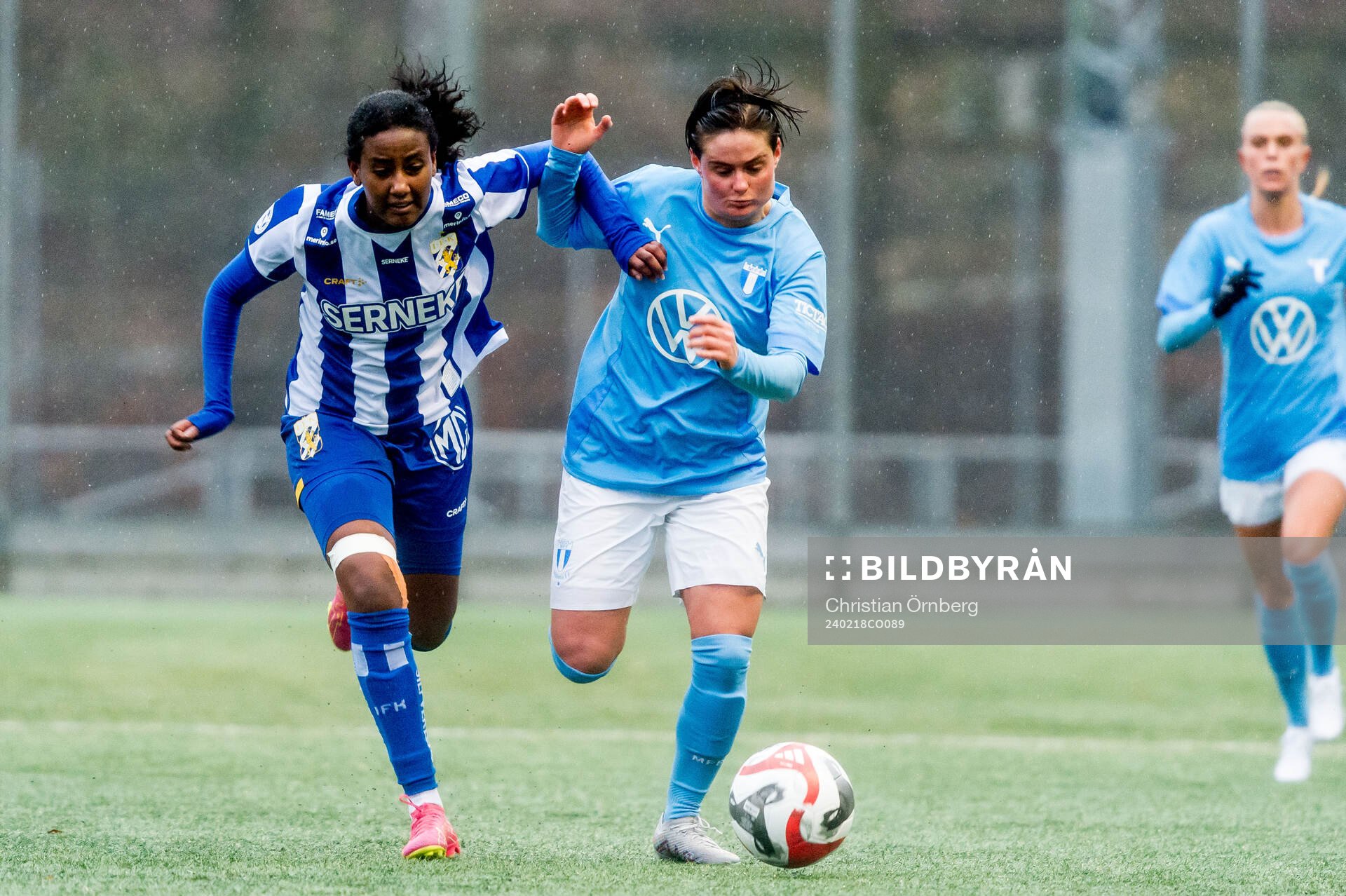 Malmö FFs Ema Paljevic och IFK Göteborgs Saron Berhe under träningsmatchen mellan Malmö FF och IFK Göteborg den 18 februari 2024 i Malmö.