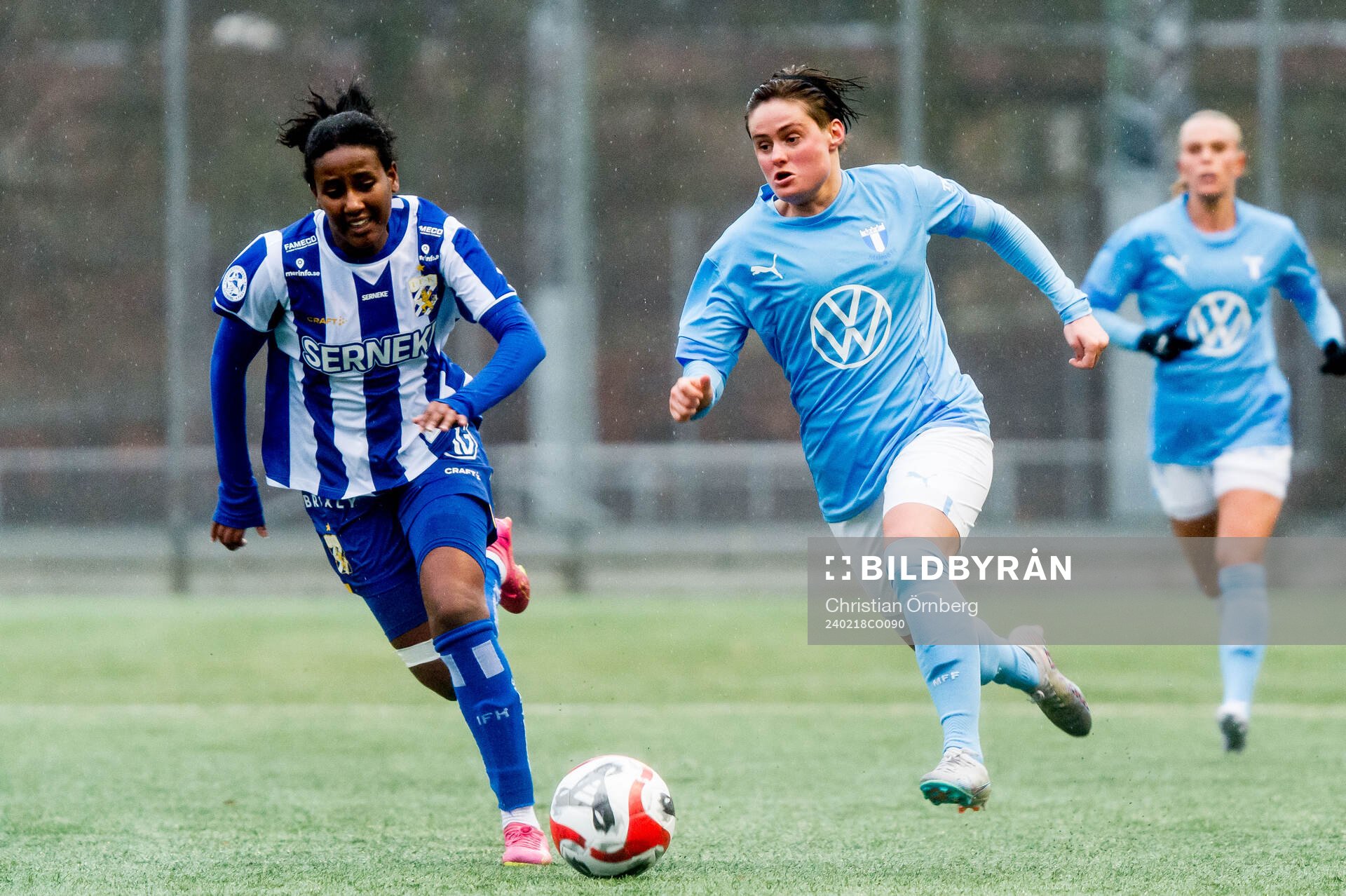 Malmö FFs Ema Paljevic och IFK Göteborgs Saron Berhe under träningsmatchen mellan Malmö FF och IFK Göteborg den 18 februari 2024 i Malmö.