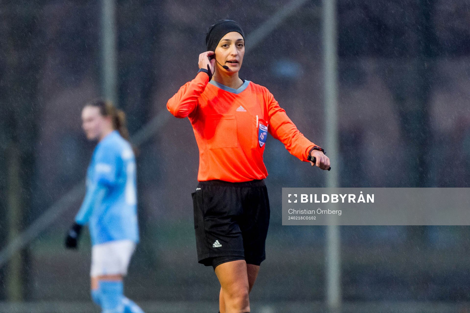 Domare Amane Kandas under träningsmatchen mellan Malmö FF och IFK Göteborg den 18 februari 2024 i Malmö. 