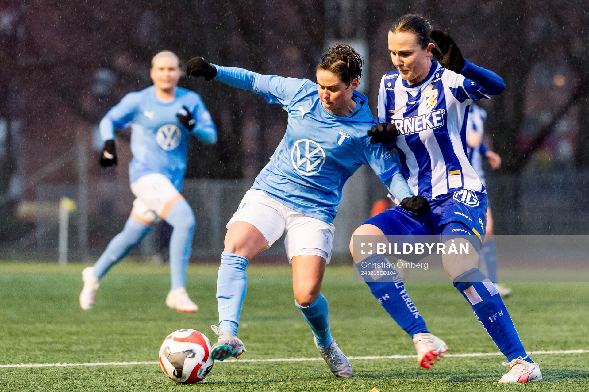 Malmö FFs Ema Paljevic och IFK Göteborgs Evelina Persson under träningsmatchen mellan Malmö FF och IFK Göteborg den 18 februari 2024 i Malmö.