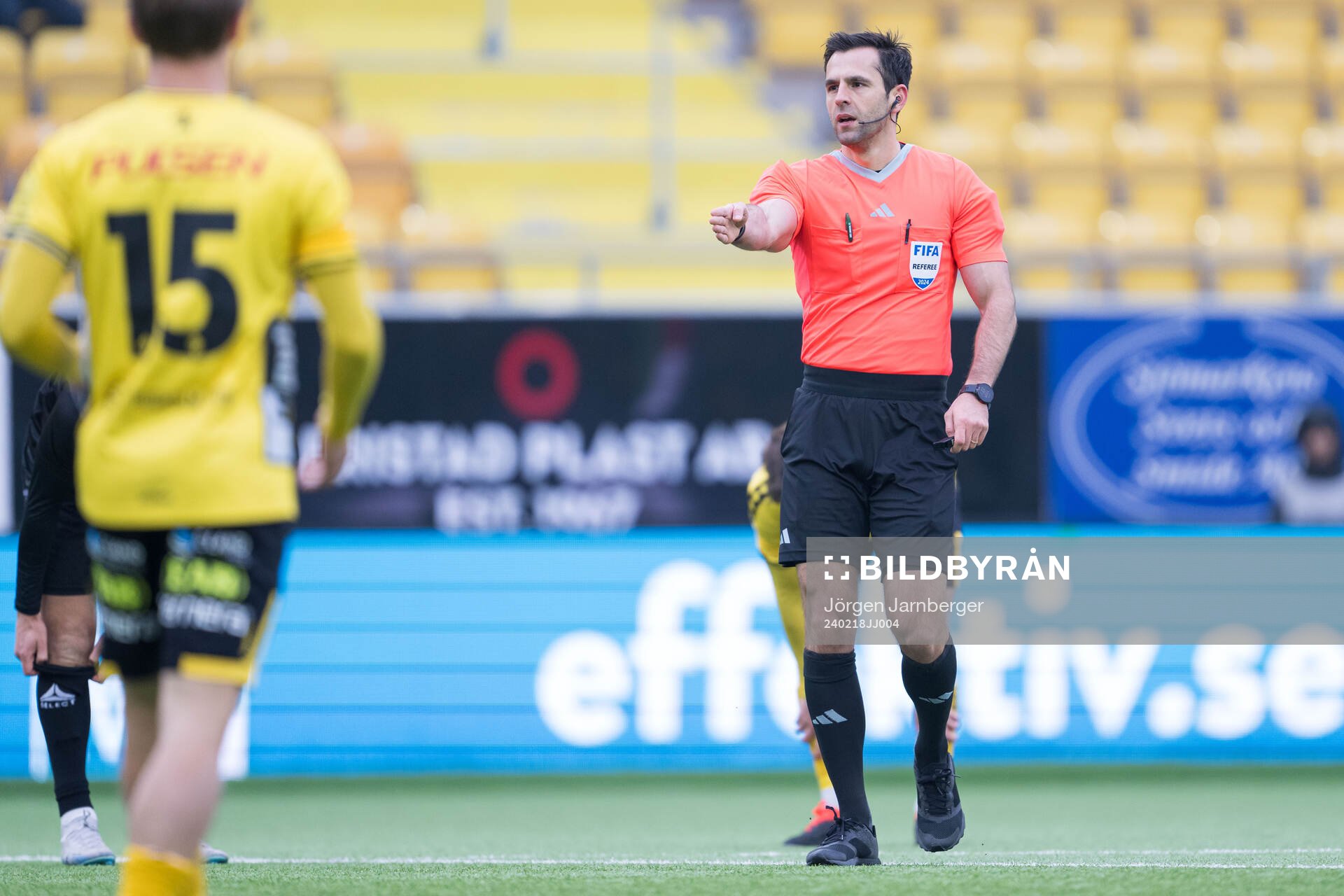 Domaren pekar på straffpunkten under fotbollsmatchen i Svenska Cupen mellan Elfsborg och GAIS den 18 februari 2024 i Borås. 