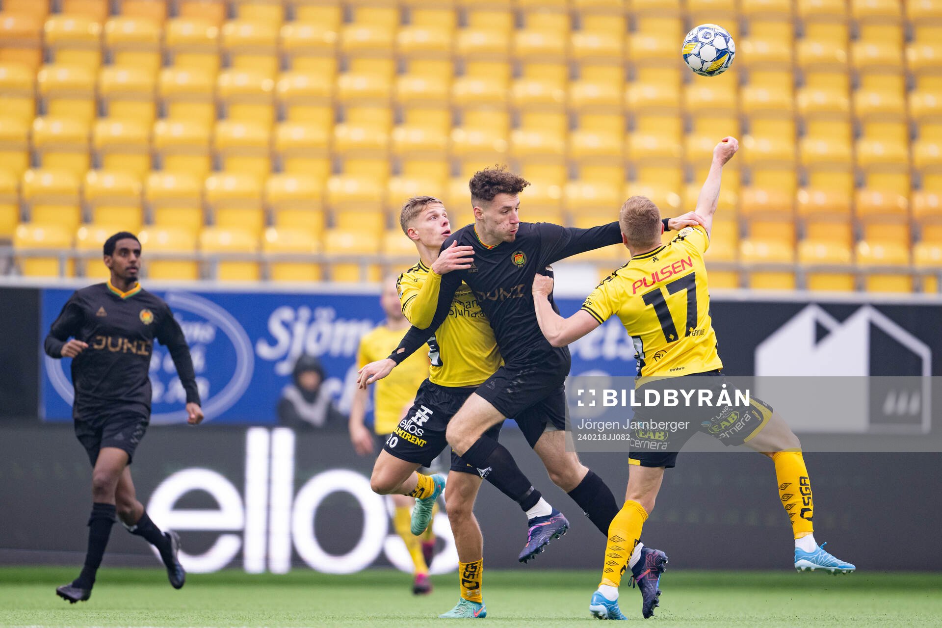 Elfsborgs Gottfrid Rapp och Per Frick imkamp med GAISs Anes Cardaklija under fotbollsmatchen i Svenska Cupen mellan Elfsborg och GAIS den 18 februari 2024 i Borås.