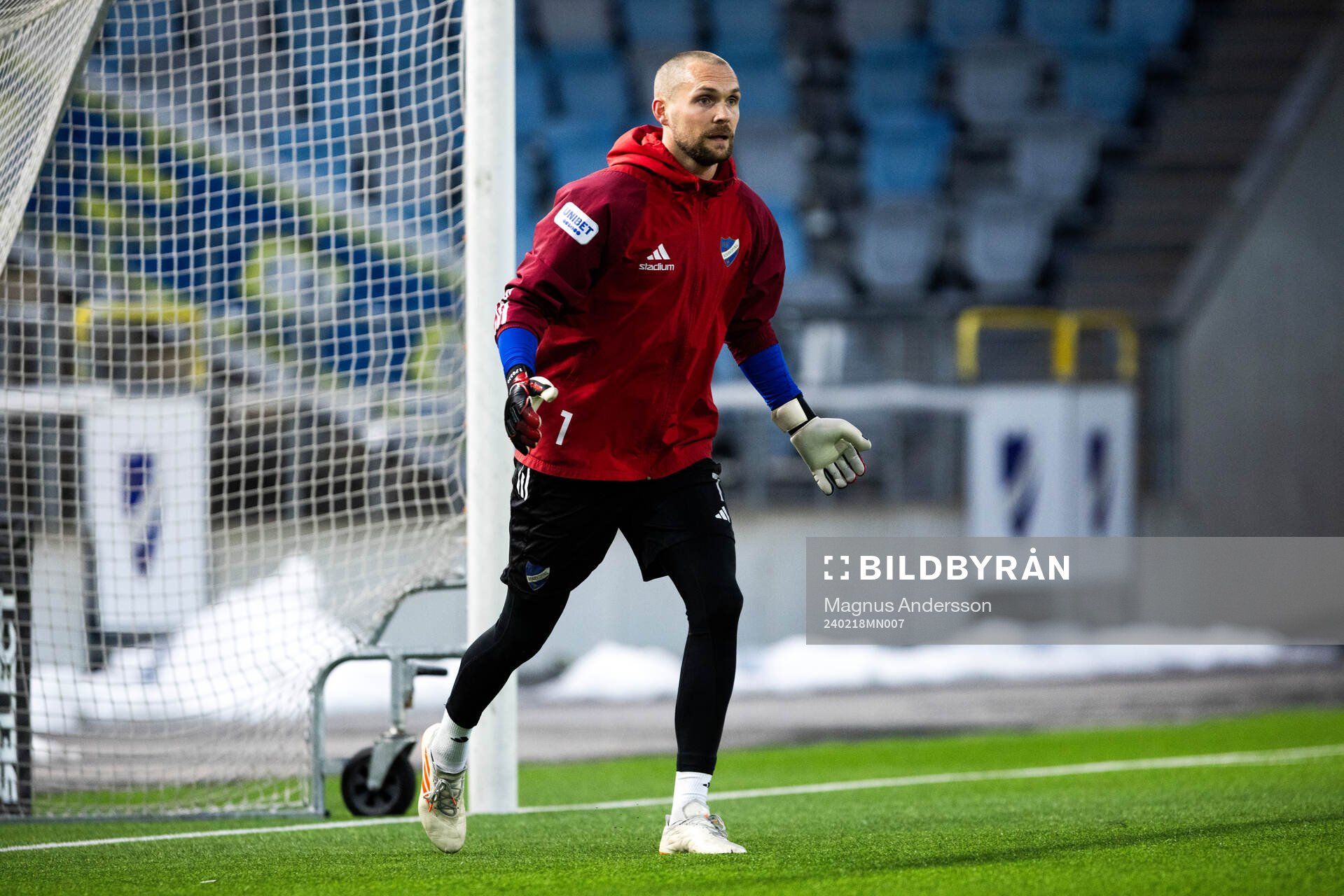 IFK Norrköpings målvakt Oscar Jansson på uppvärmningen