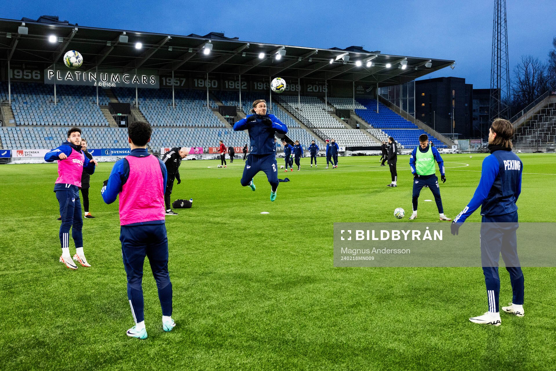 IFK Norrköpings spelare på uppvärmningen inför fotbollsmatchen i Svenska Cupen mellan IFK Norrköping och Brage den 18 februari 2024 i Norrköping.