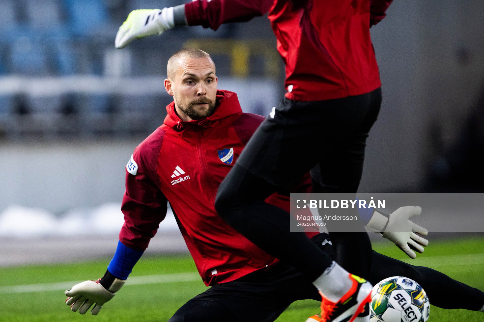 IFK Norrköpings målvakt Oscar Jansson på uppvärmningen inför fotbollsmatchen i Svenska Cupen mellan IFK Norrköping och Brage den 18 februari 2024 i Norrköping.