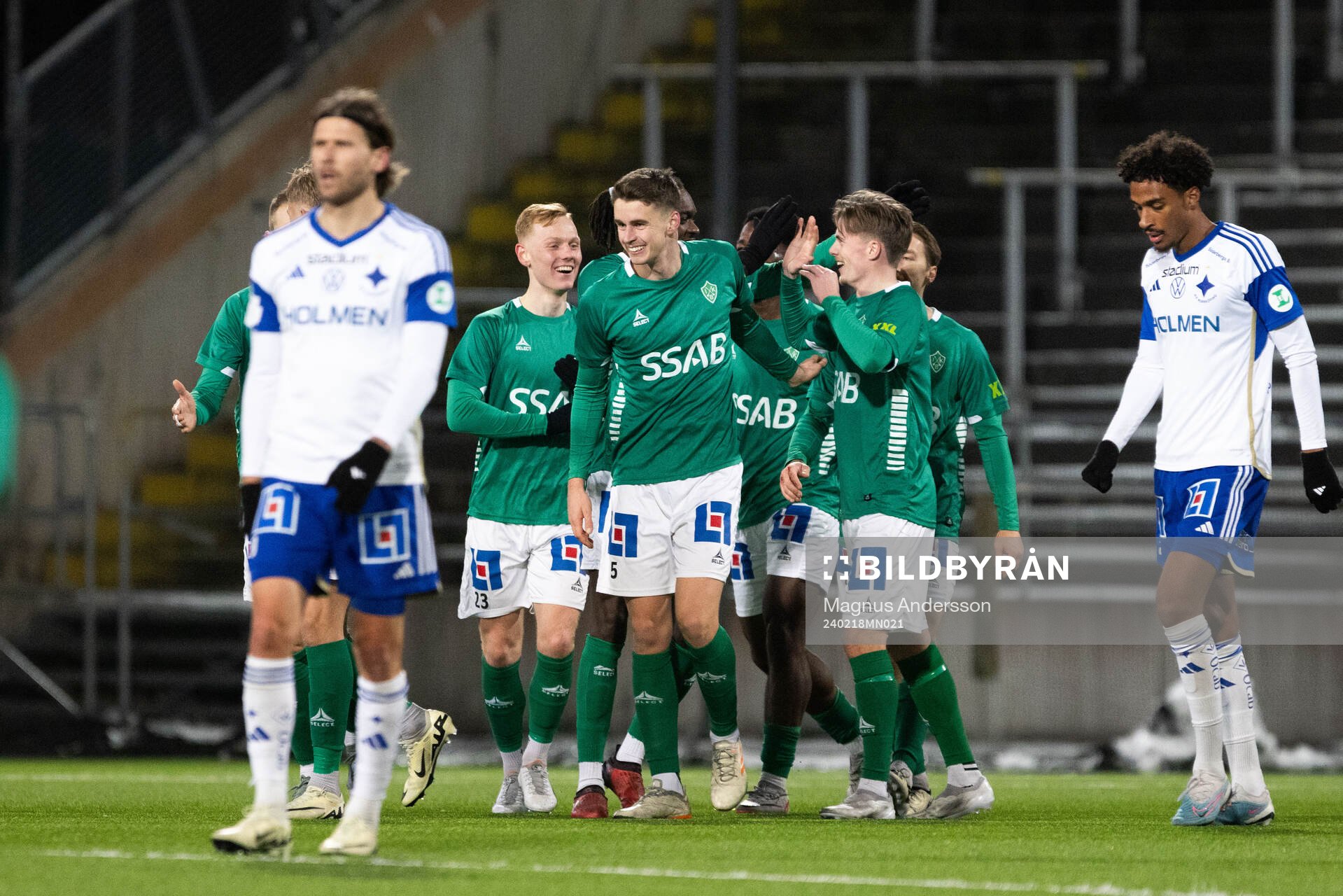 Brages Johan Arvidsson jublar med lagkamrater