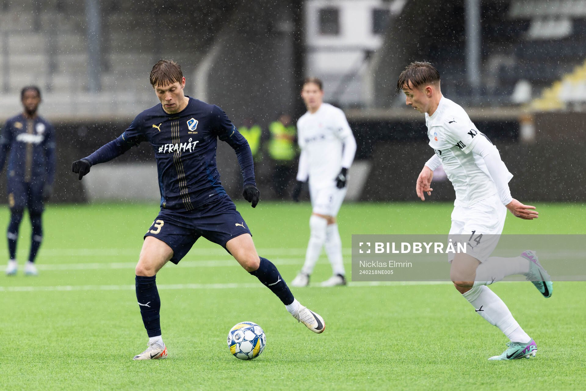 Halmstads Birnir Ingason och Helsingborgs Albin Sporrong under fotbollsmatchen i Svenska Cupen mellan Halmstad och Helsingborg den 18 februari 2024 i Göteborg.