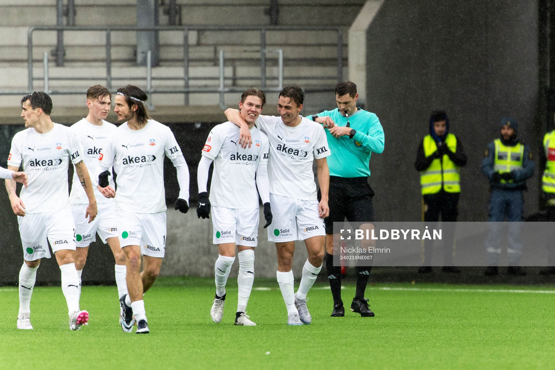 Helsingborgs Taylor Silverholt och Wilhelm Nilsson jublar efter 1-1 under fotbollsmatchen i Svenska Cupen mellan Halmstad och Helsingborg den 18 februari 2024 i Göteborg.