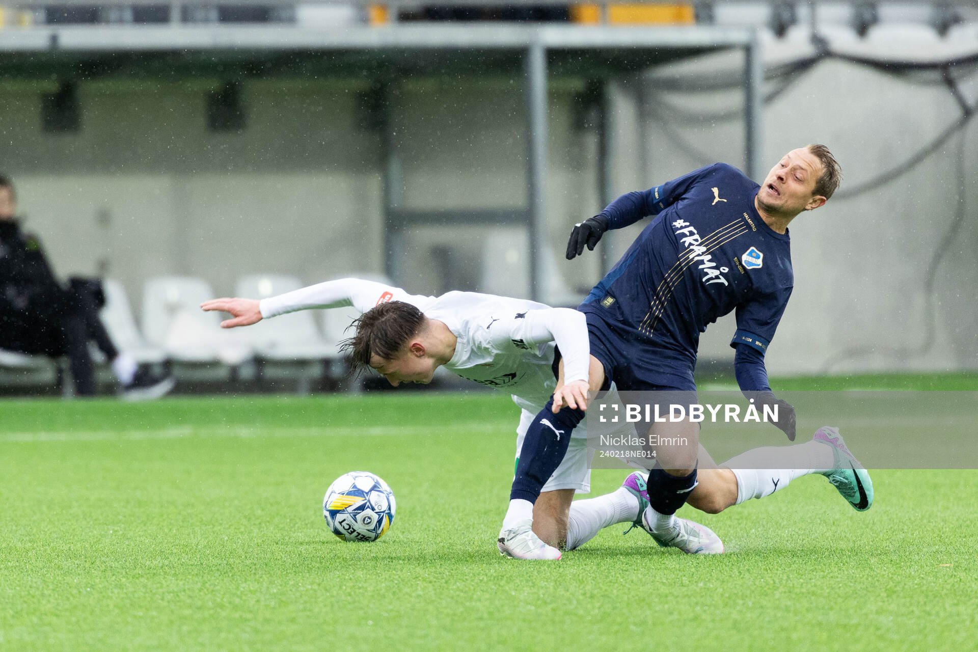 Helsingborgs Albin Sporrong och Halmstads Joel Allansson under fotbollsmatchen i Svenska Cupen mellan Halmstad och Helsingborg den 18 februari 2024 i Göteborg.