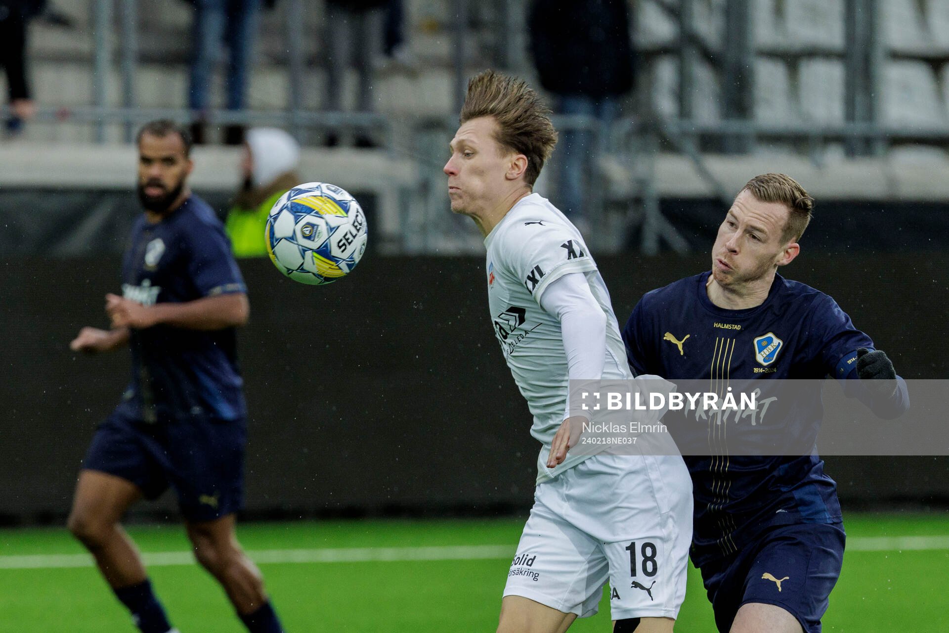 Helsingborgs Anton Nilsson och Halmstads Gisli Eyjolfsson under fotbollsmatchen i Svenska Cupen mellan Halmstad och Helsingborg den 18 februari 2024 i Göteborg.