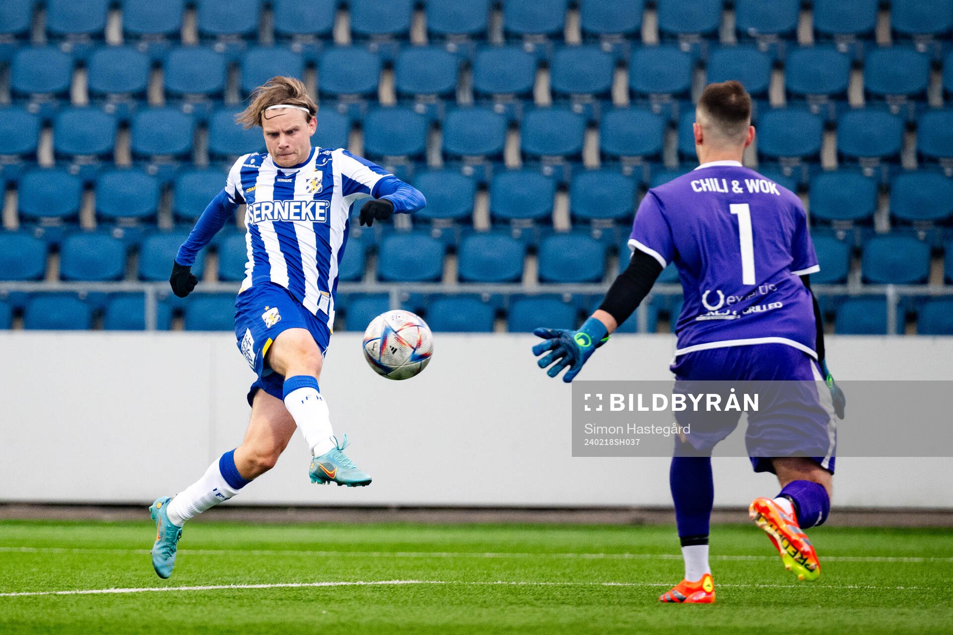 IFK Göteborgs Oscar Pettersson och Nordic Uniteds målvakt