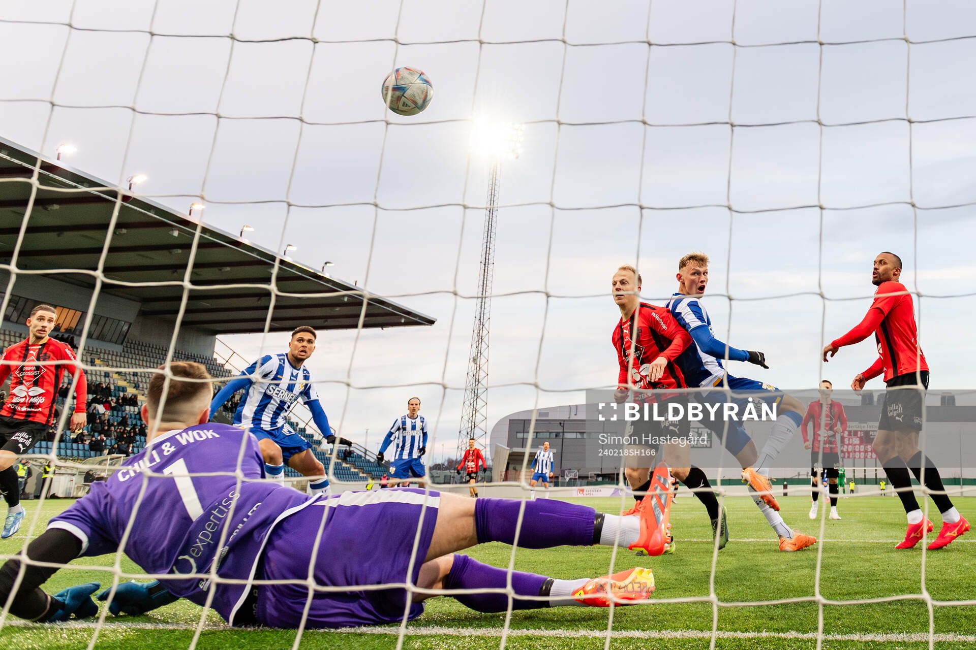 IFK Göteborgs Thomas Santos gör 2-2 bakom målvakt Angelo