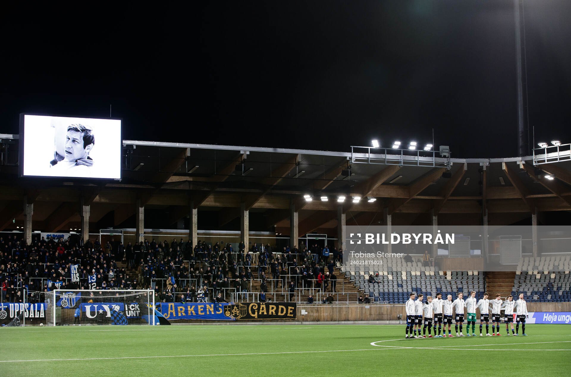 Tyst minut till minne av Roland Grip inför fotbollsmatchen i Svenska Cupen mellan Sirius och Utsikten den 18 februari 2024 i Uppsala. 
