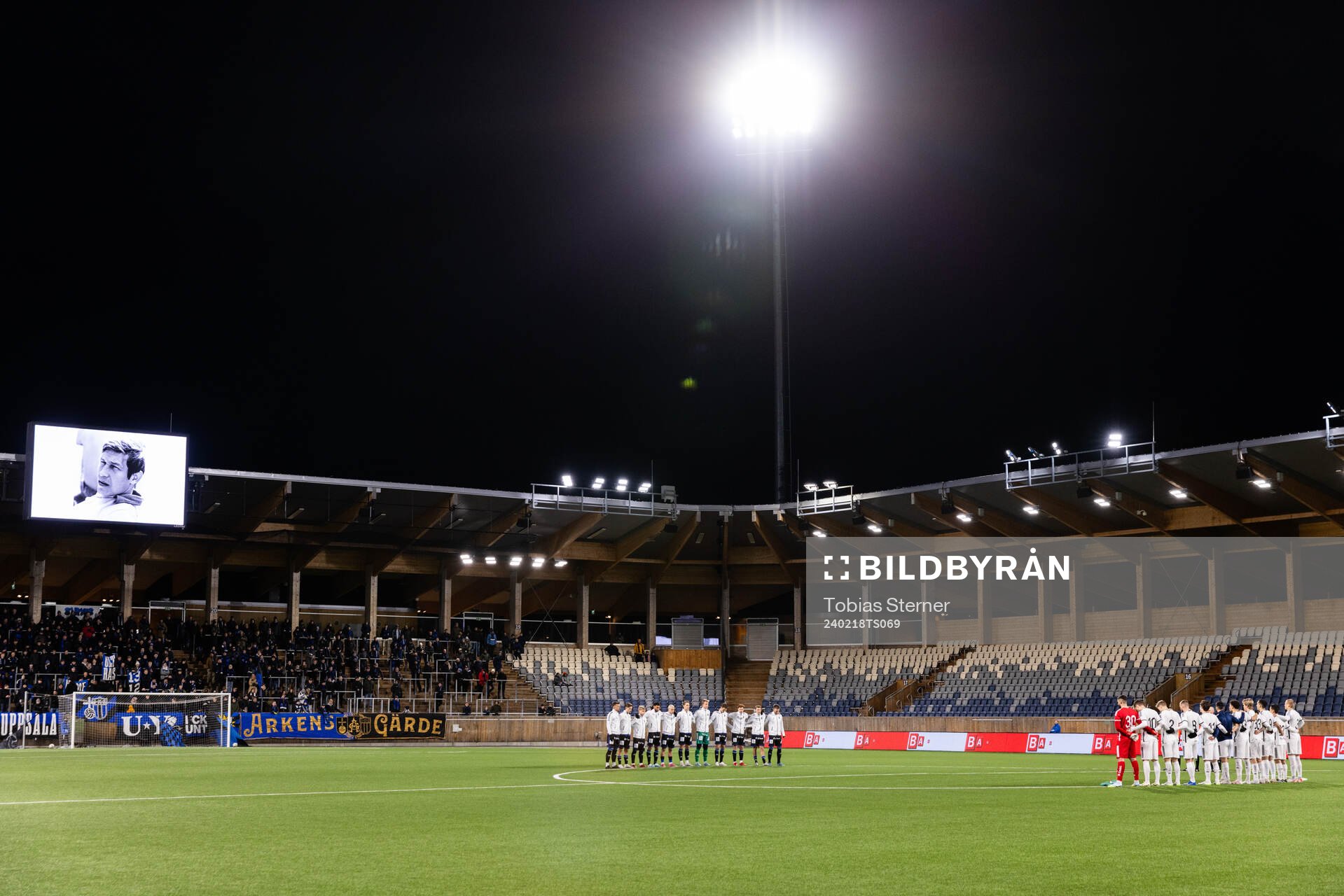 Tyst minut till minne av Roland Grip inför fotbollsmatchen i Svenska Cupen mellan Sirius och Utsikten den 18 februari 2024 i Uppsala. 
