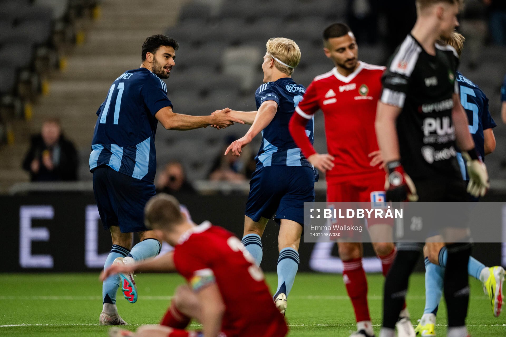 Djurgårdens Deniz Hummet och Lucas Bergvall jublar efter 1-0 under fotbollsmatchen i Svenska Cupen mellan Djurgården och Skövde AIK den 19 februari 2024 i Stockholm. 