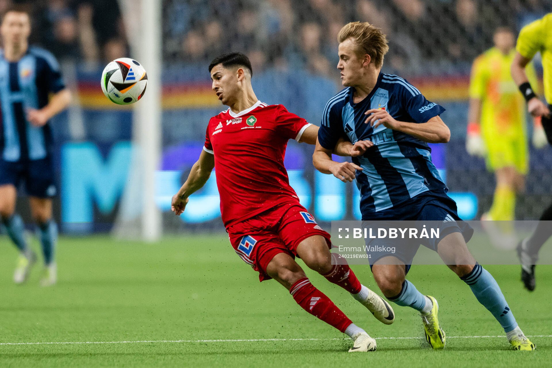 Skövde AIKs Marcus Mikhail och Djurgårdens Oskar Fallenius under fotbollsmatchen i Svenska Cupen mellan Djurgården och Skövde AIK den 19 februari 2024 i Stockholm.