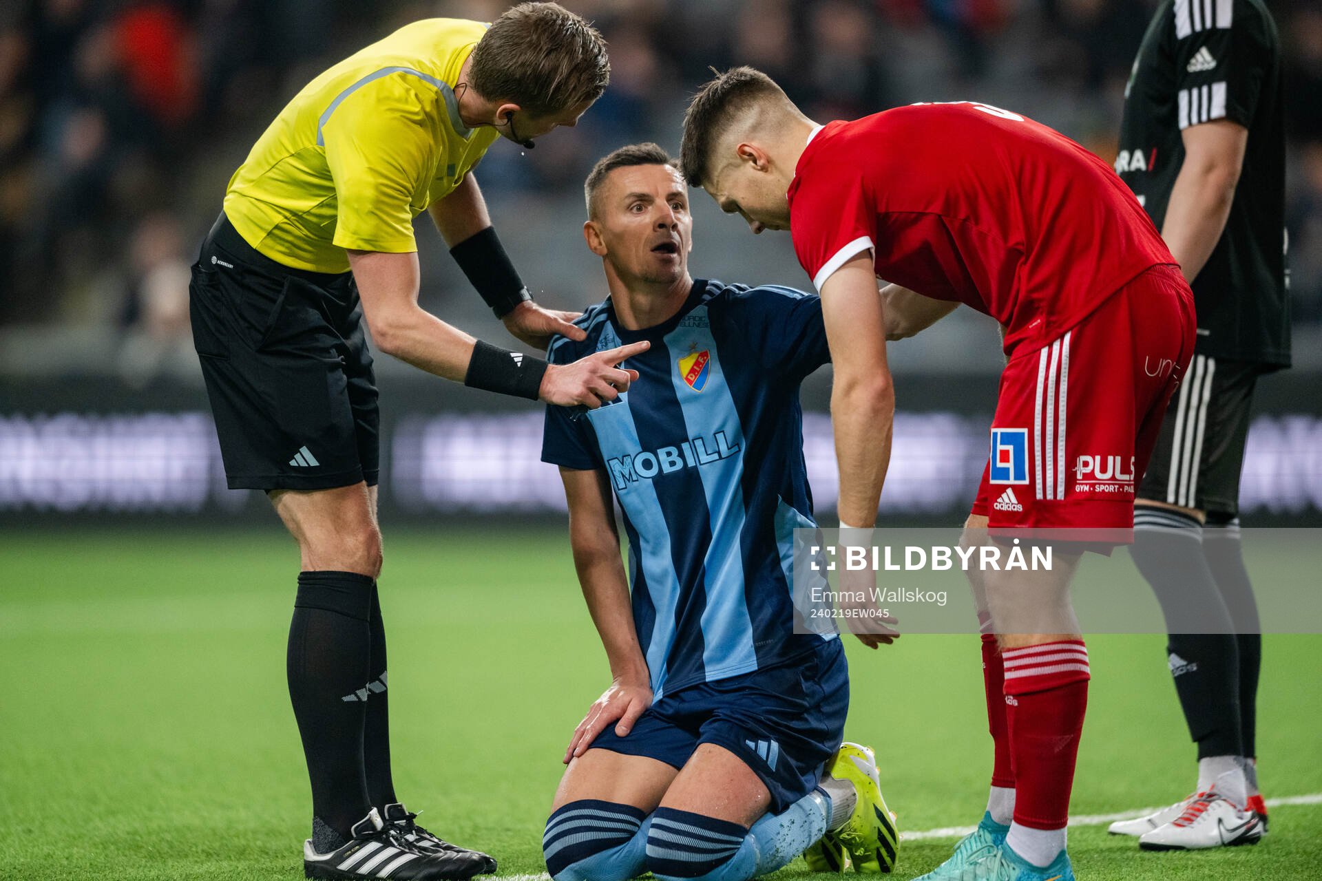 Domare Glenn Nyberg i samtal med  Djurgårdens Haris