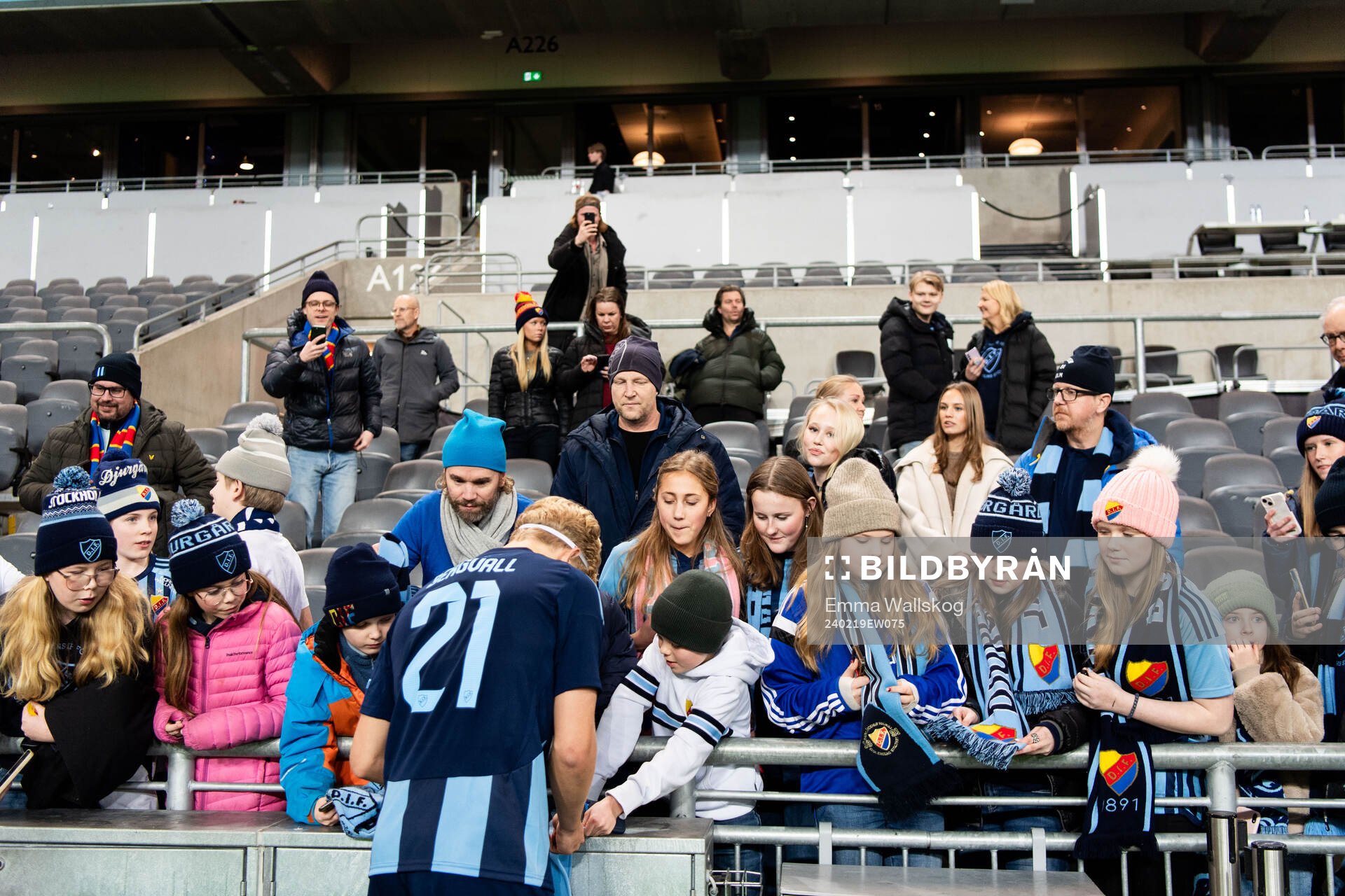Djurgårdens Lucas Bergvall med supportrar