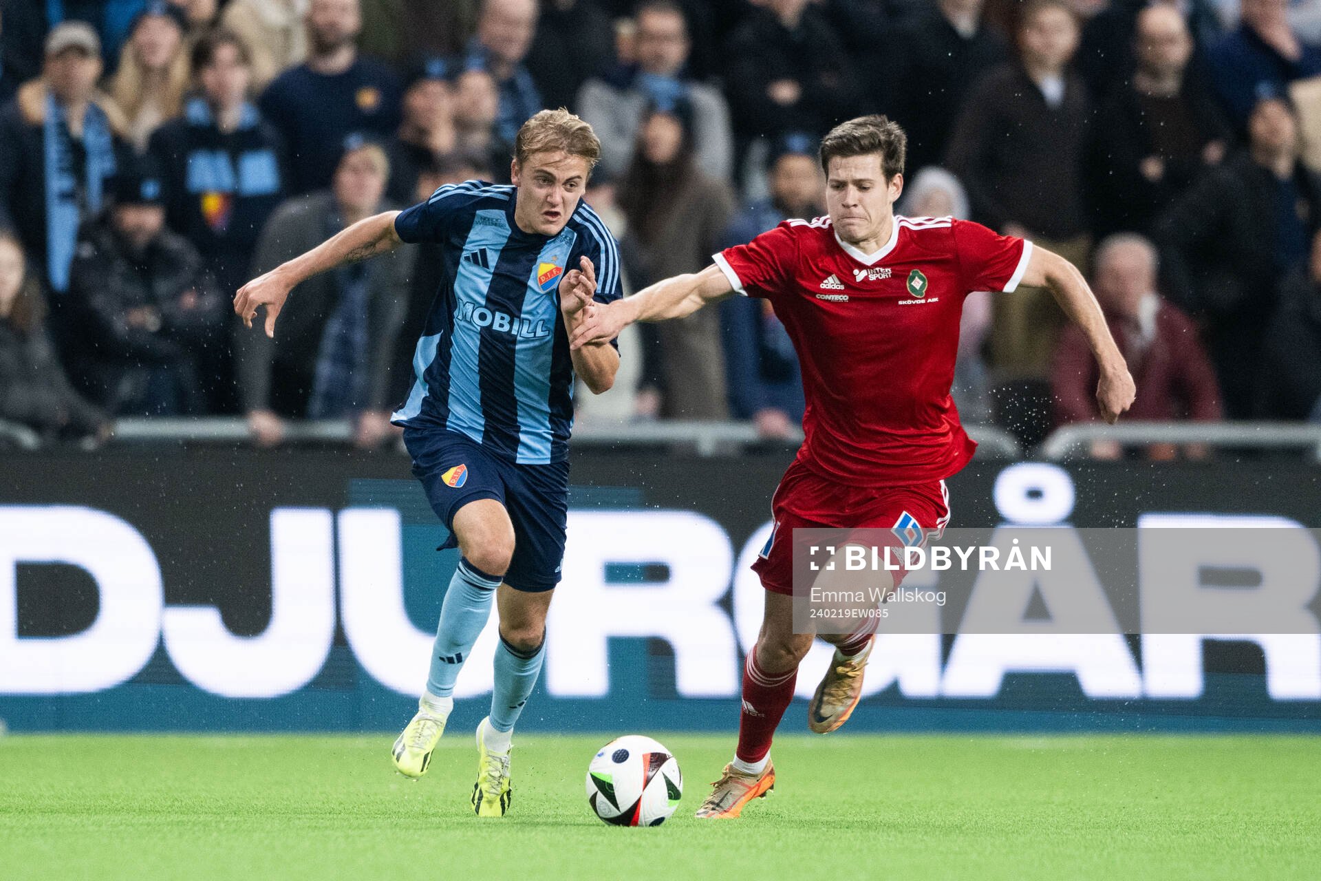 Djurgårdens Oskar Fallenius och Skövde AIKs Žiga Ovsenek