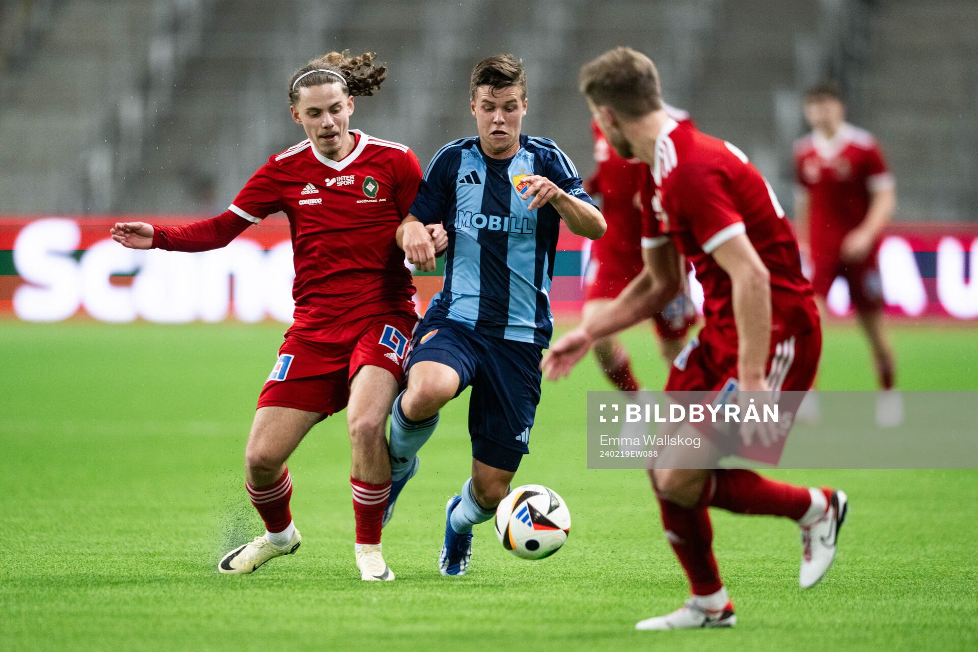 Skövde AIKs Adrian Zendelovski och Djurgårdens Samuel Dahl under fotbollsmatchen i Svenska Cupen mellan Djurgården och Skövde AIK den 19 februari 2024 i Stockholm.