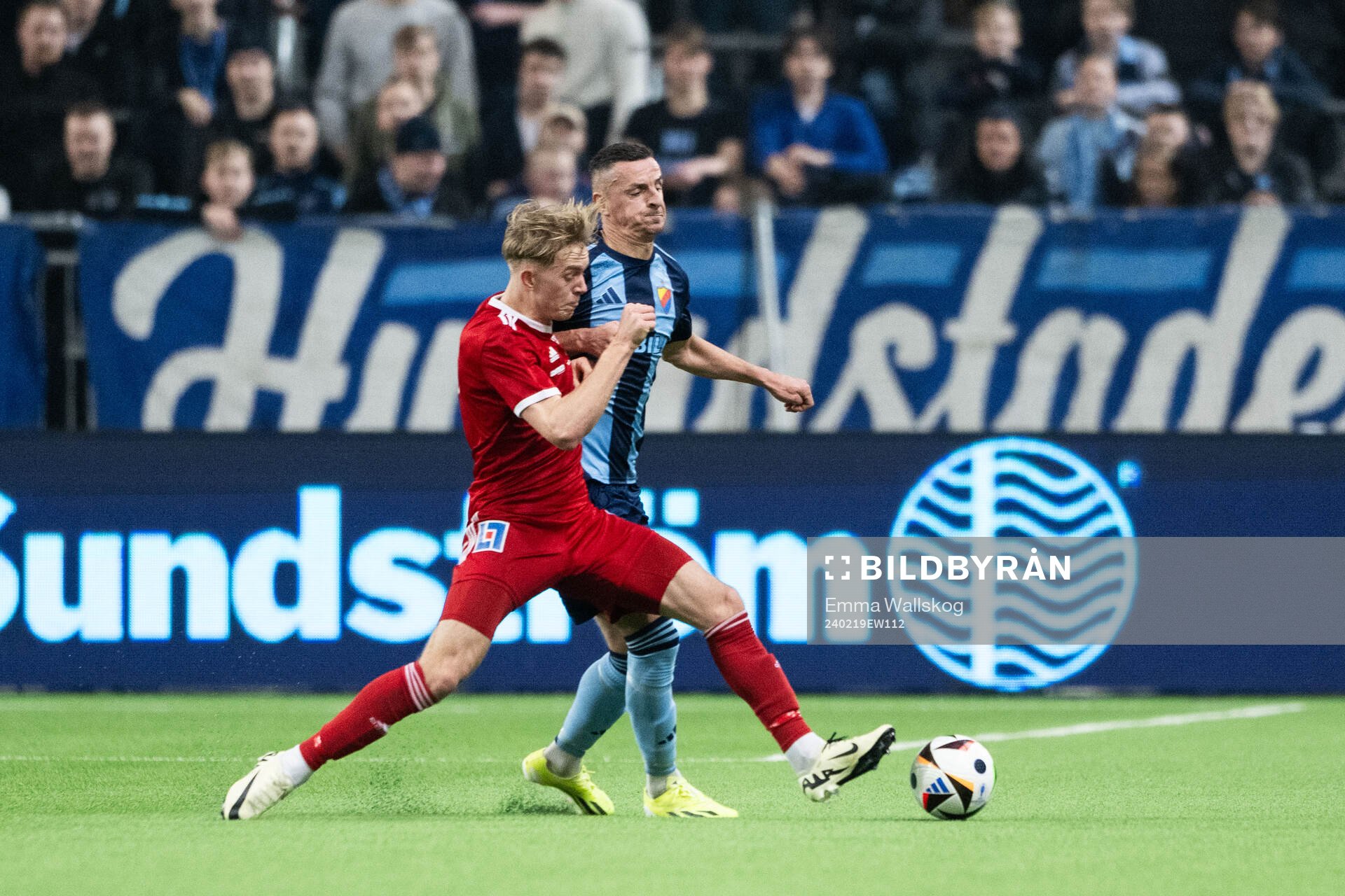 Skövde AIKs Emil Skillermo och Djurgårdens Haris Radetinac under fotbollsmatchen i Svenska Cupen mellan Djurgården och Skövde AIK den 19 februari 2024 i Stockholm.