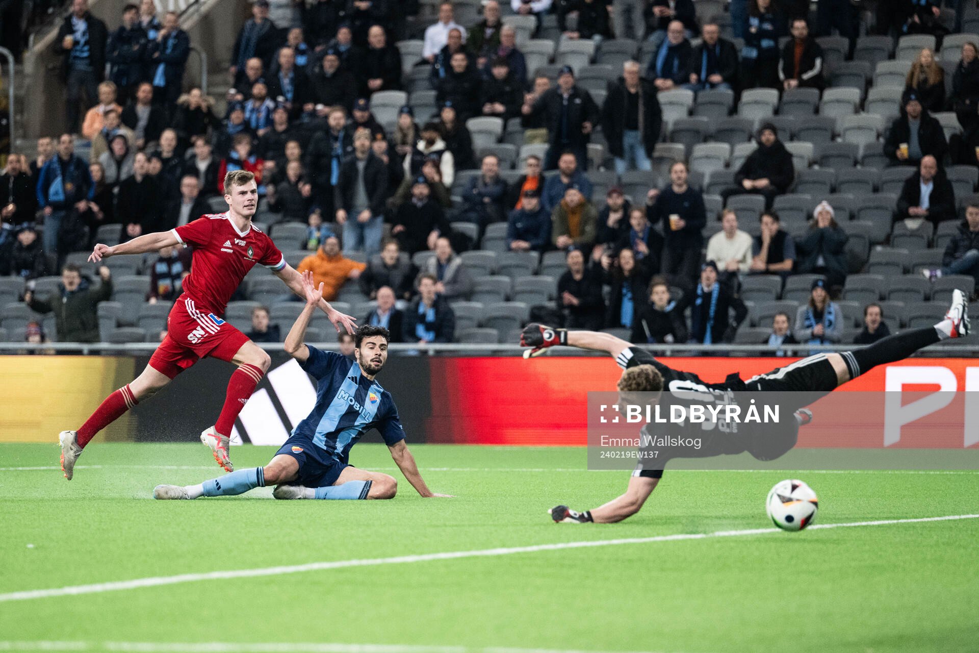 Djurgårdens Deniz Hummet mot Skövde AIKs Filip Schyberg