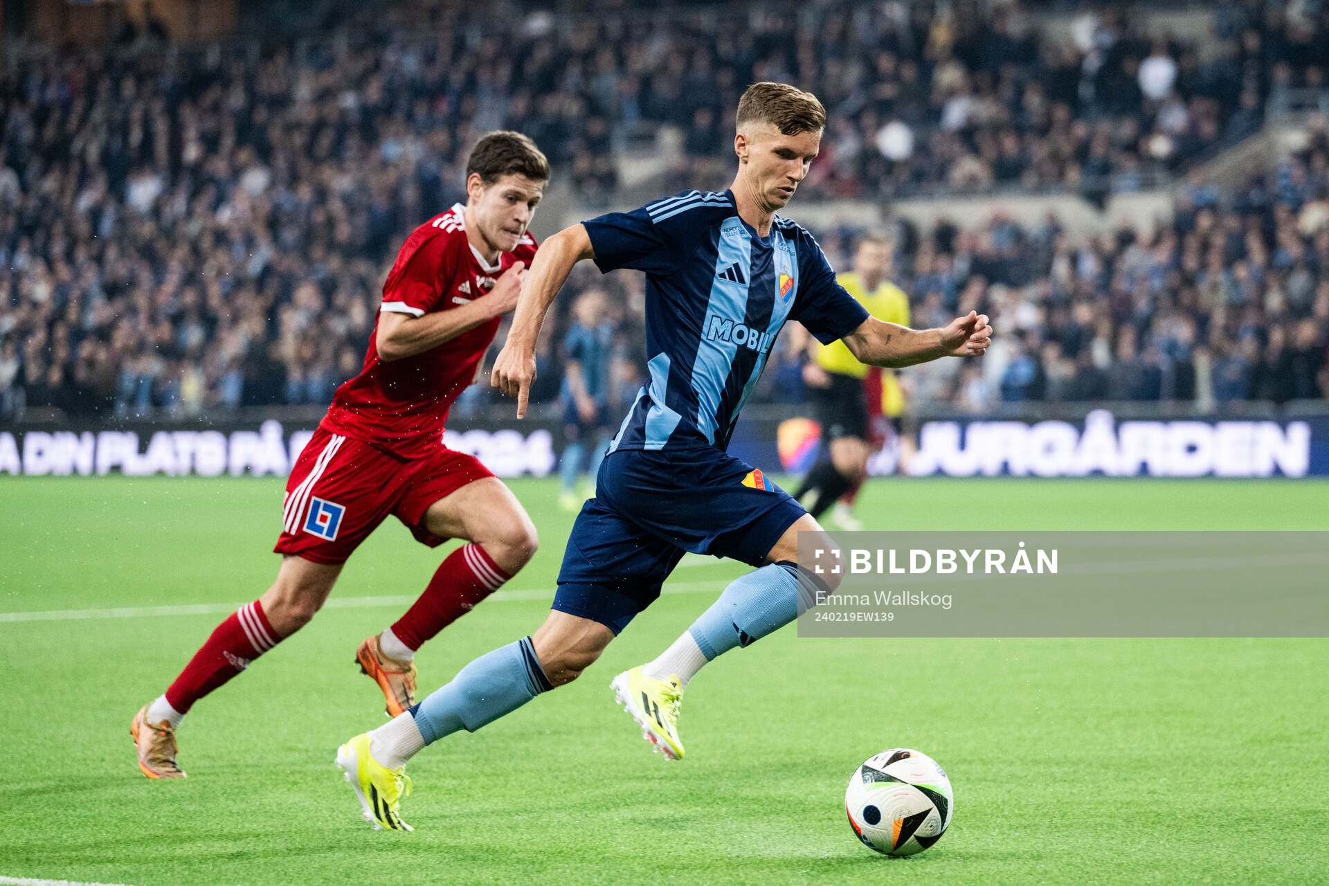 Skövde AIKs Žiga Ovsenek och Djurgårdens Samuel Leach Holm under fotbollsmatchen i Svenska Cupen mellan Djurgården och Skövde AIK den 19 februari 2024 i Stockholm.