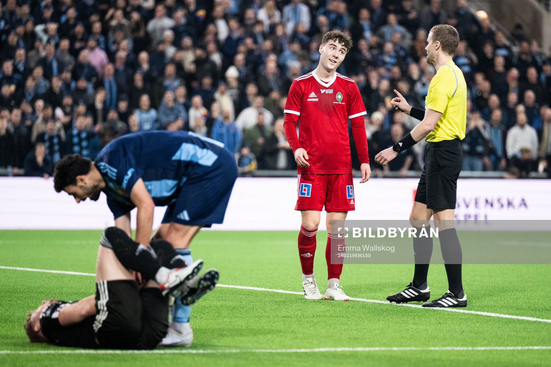 Skövde AIKs Filip Drinic reagerar mot Domare Glenn Nyberg