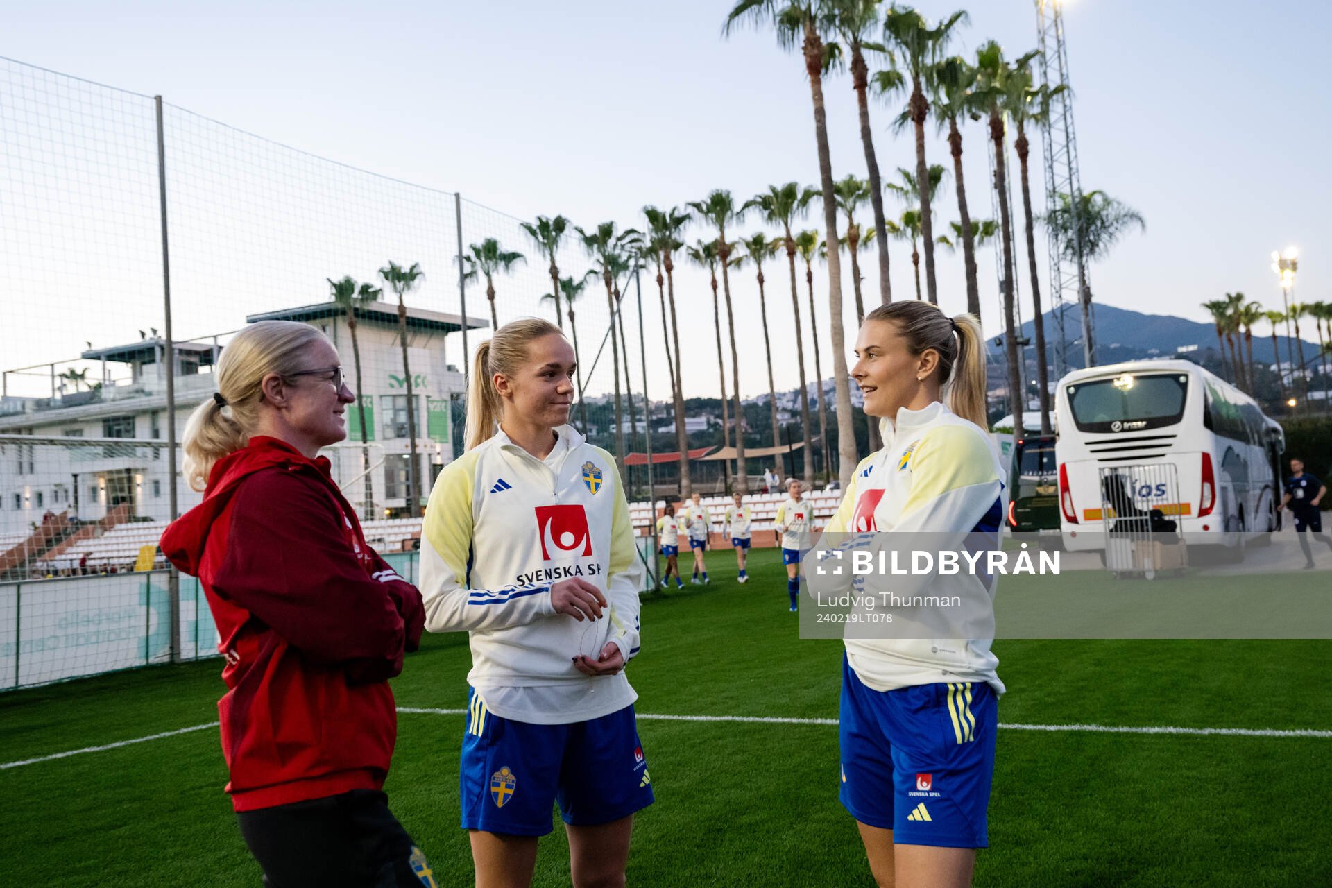 Assistant coach Victoria Sandell, Hanna Lundkvist and