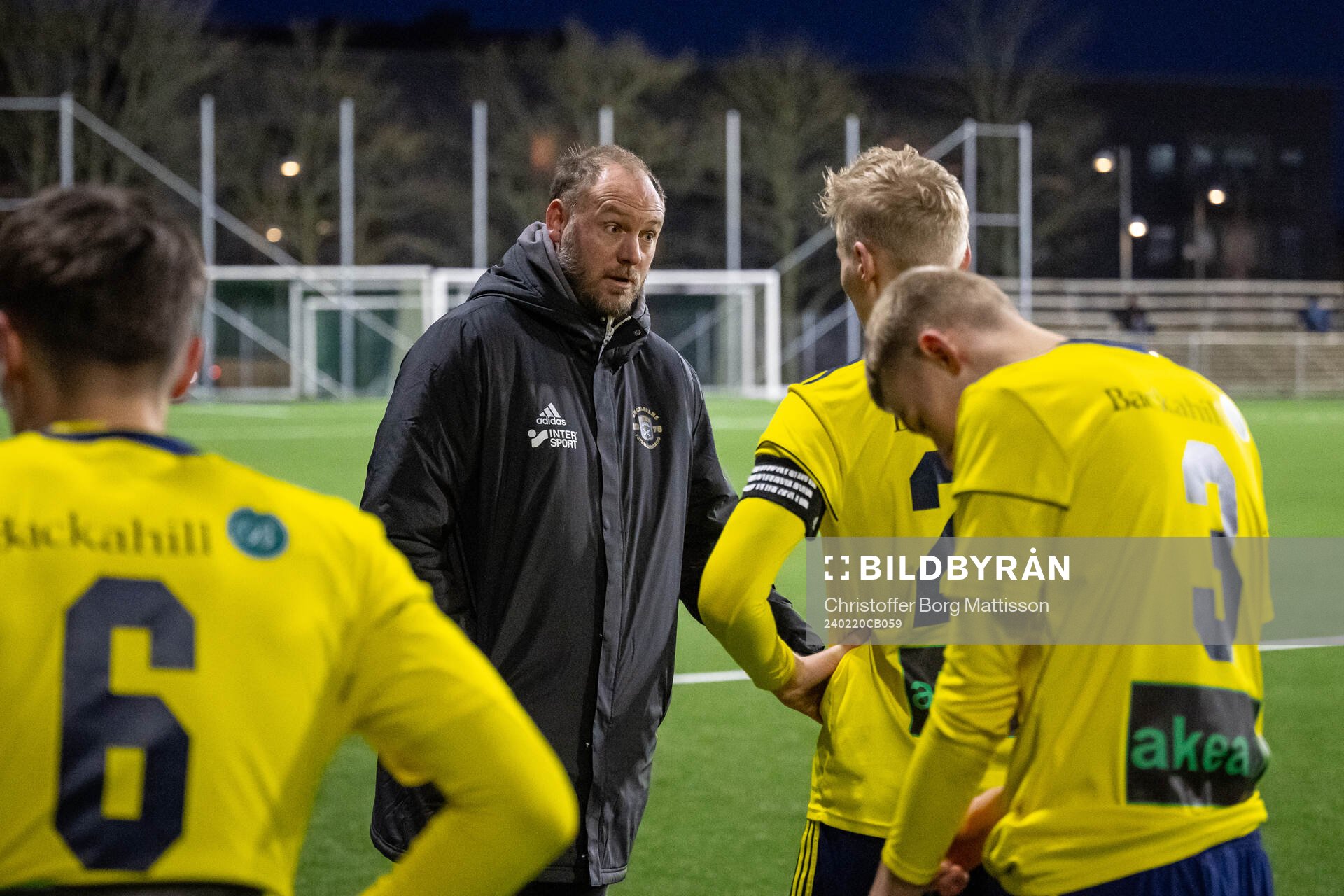 Ängelholms tränare Andreas Granqvist i samtal med Filip