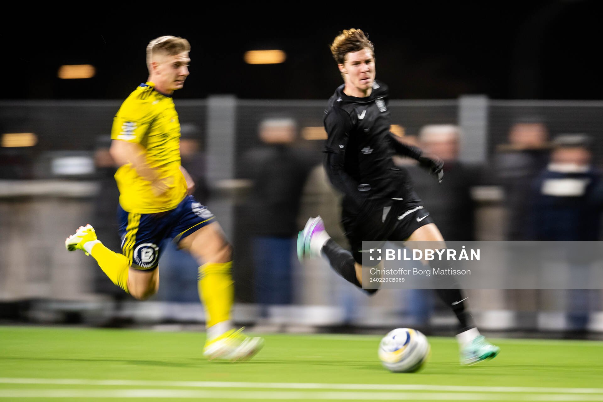 Ängelholms William Lindberg och Landskrona BOISs Samuel Burakovsky under träningsmatchen i fotboll mellan Landskrona BOIS och Ängelholm den 20 februari 2024 i Landskrona.