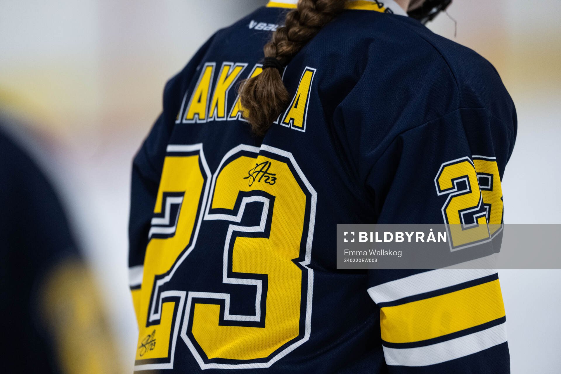 HV71s spelare med tröjor för att hedra Sanni Hakala