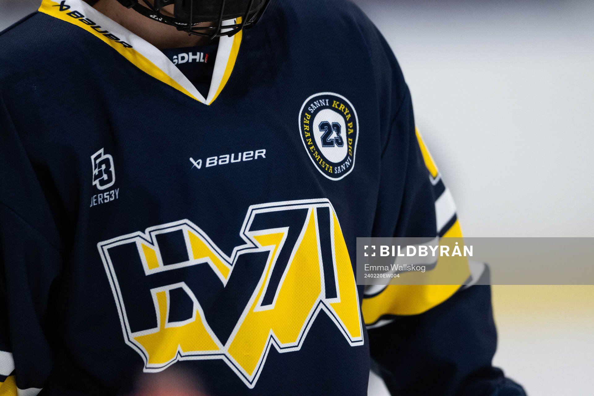 HV71s spelare med tröjor för att hedra Sanni Hakala