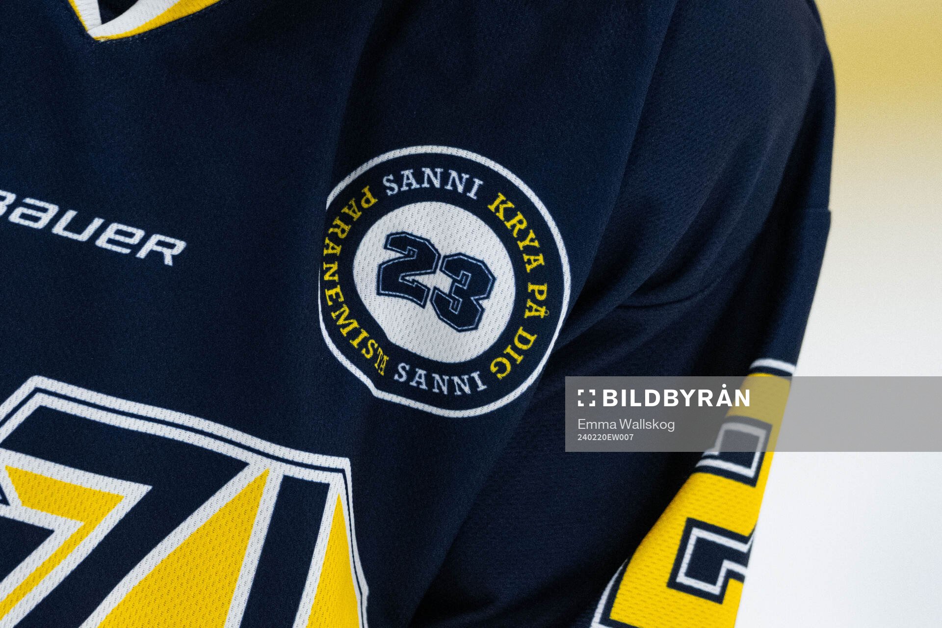 HV71s spelare med tröjor för att hedra Sanni Hakala
