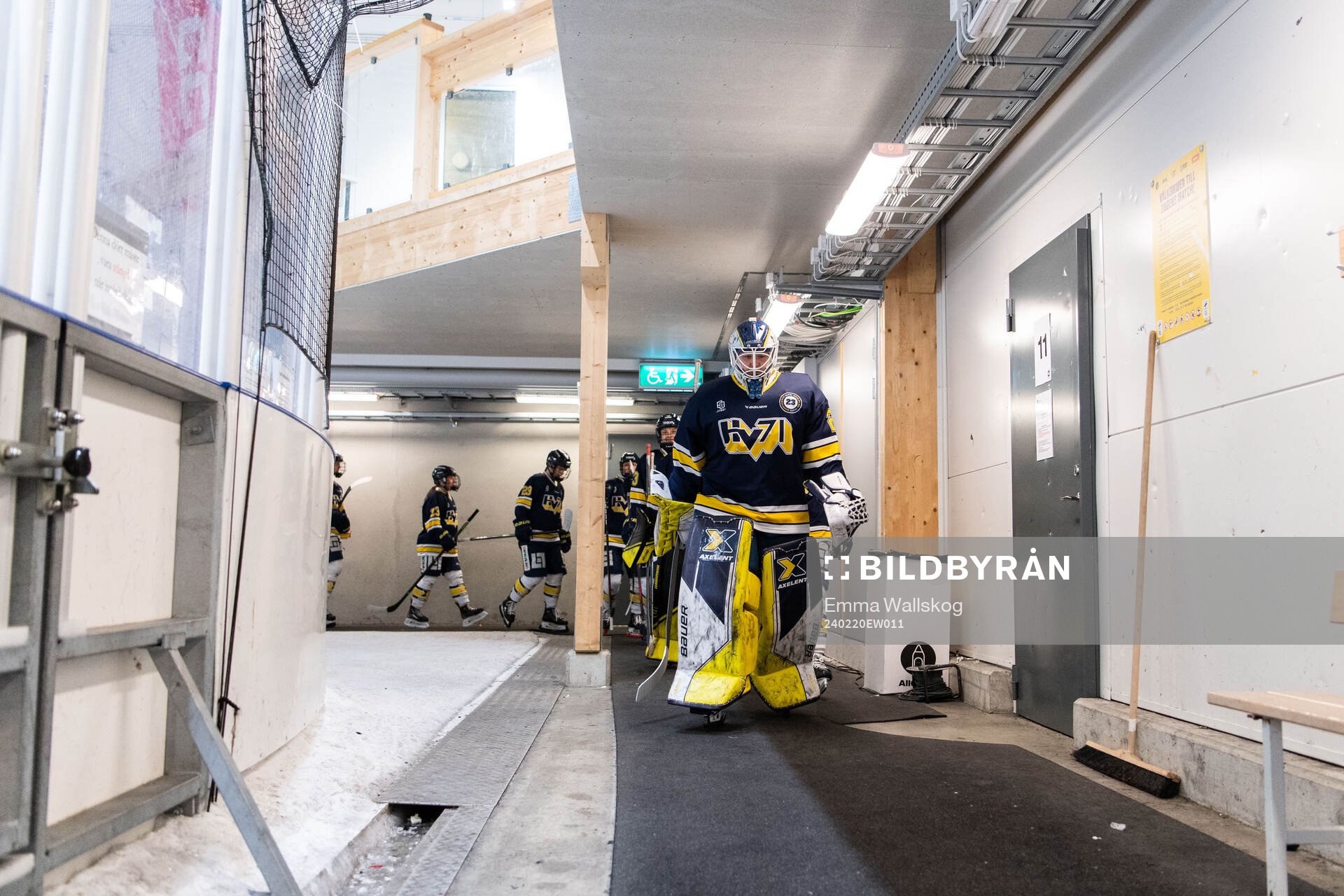 HV71s spelare med tröjor för att hedra Sanni Hakala