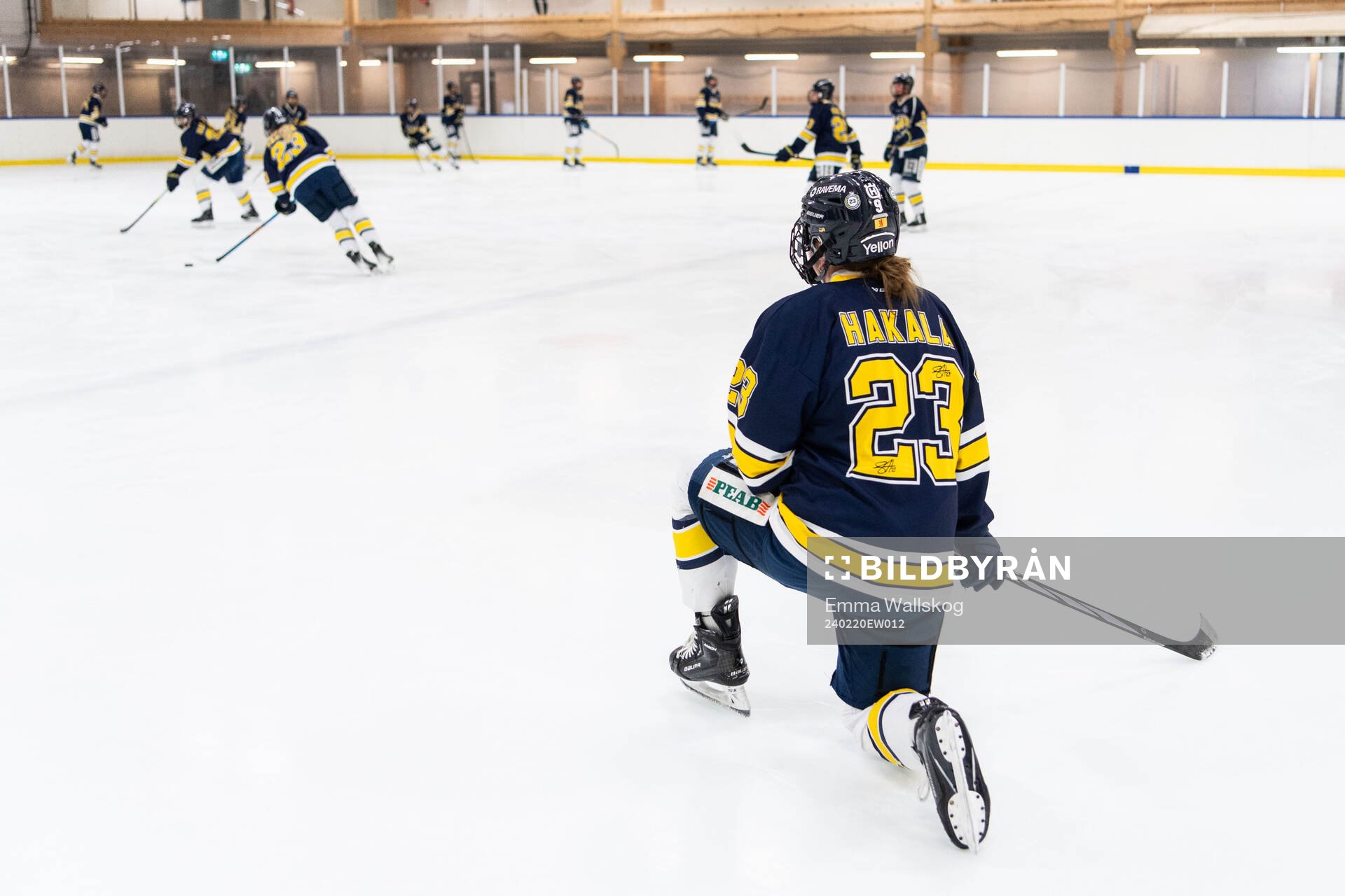 HV71s spelare med tröjor för att hedra Sanni Hakala