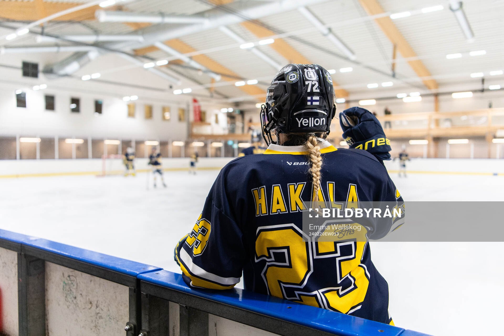 HV71s spelare med tröjor för att hedra Sanni Hakala